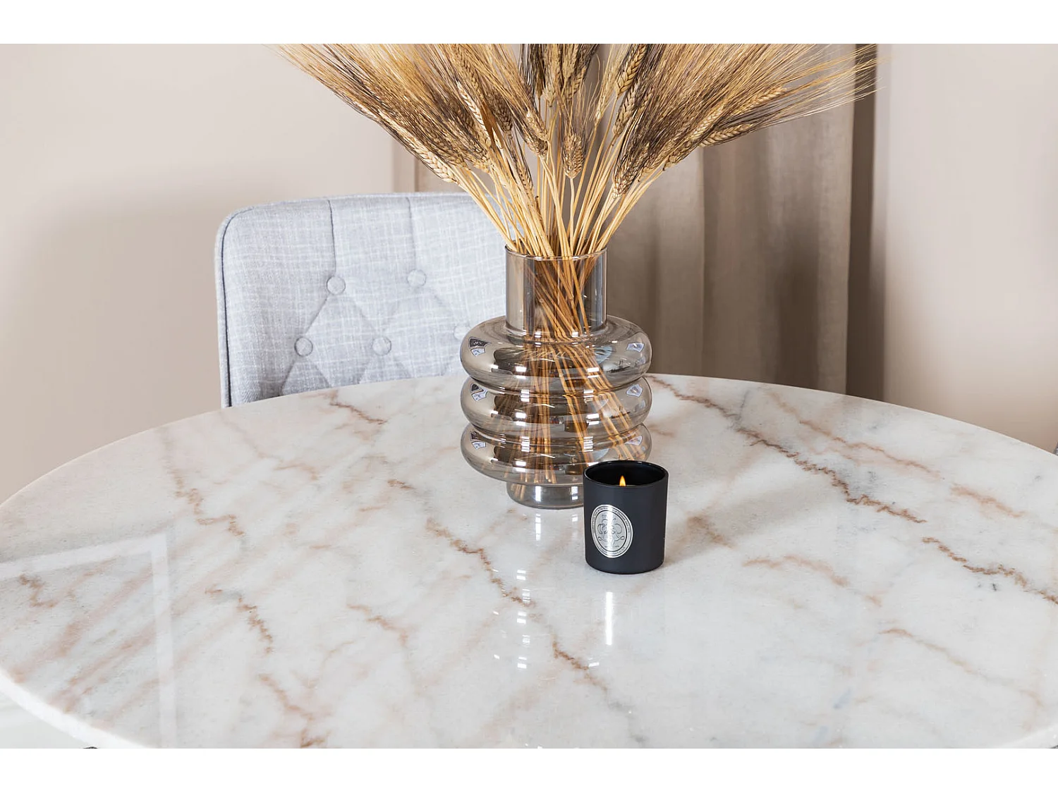 EstelleØ106WHBL eethoek eetkamertafel wit, marmer en 4 Velvet Deluxe eetkamerstal lichtgrijs, zwart.