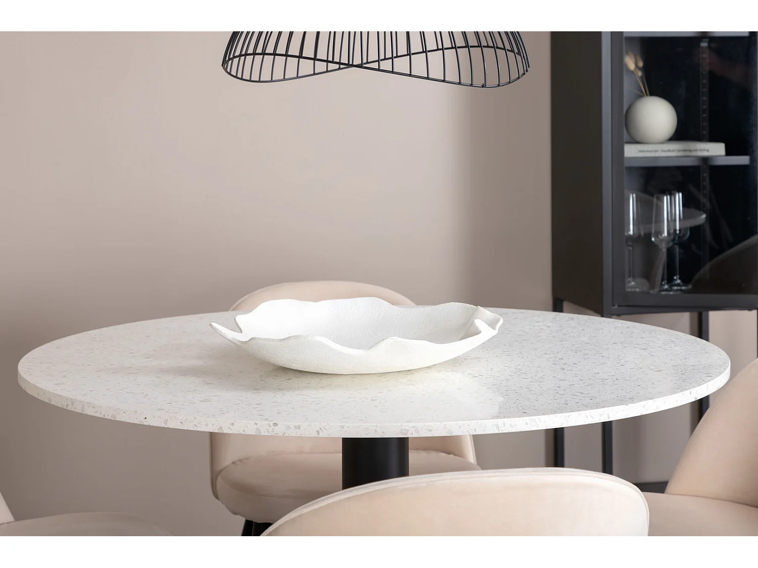 RazziaWH Essgruppe Esstisch Terazzo weiß und 4 Velvet Esszimmerstühle Velour beige, schwarz.