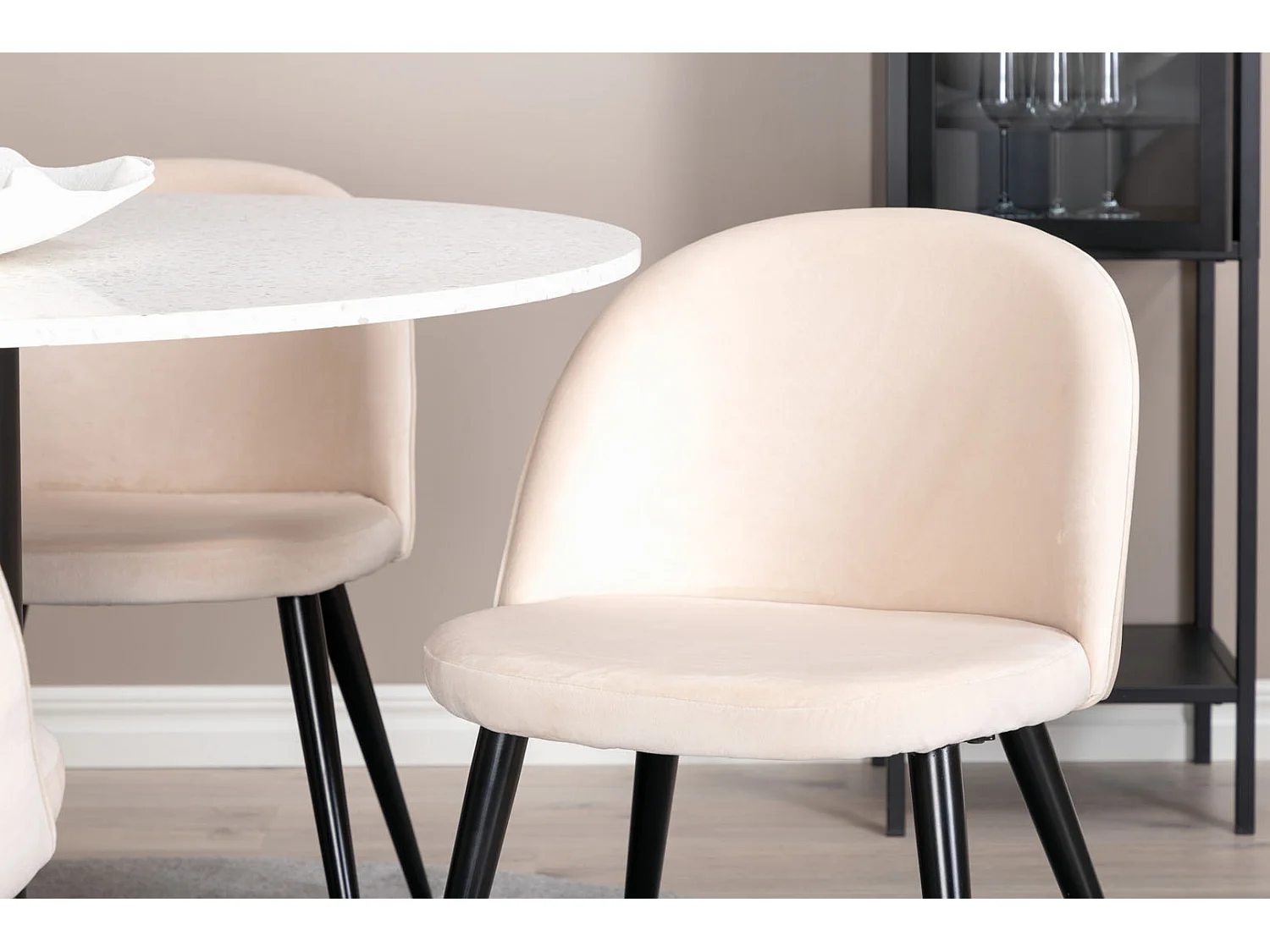 RazziaWH Essgruppe Esstisch Terazzo weiß und 4 Velvet Esszimmerstühle Velour beige, schwarz.
