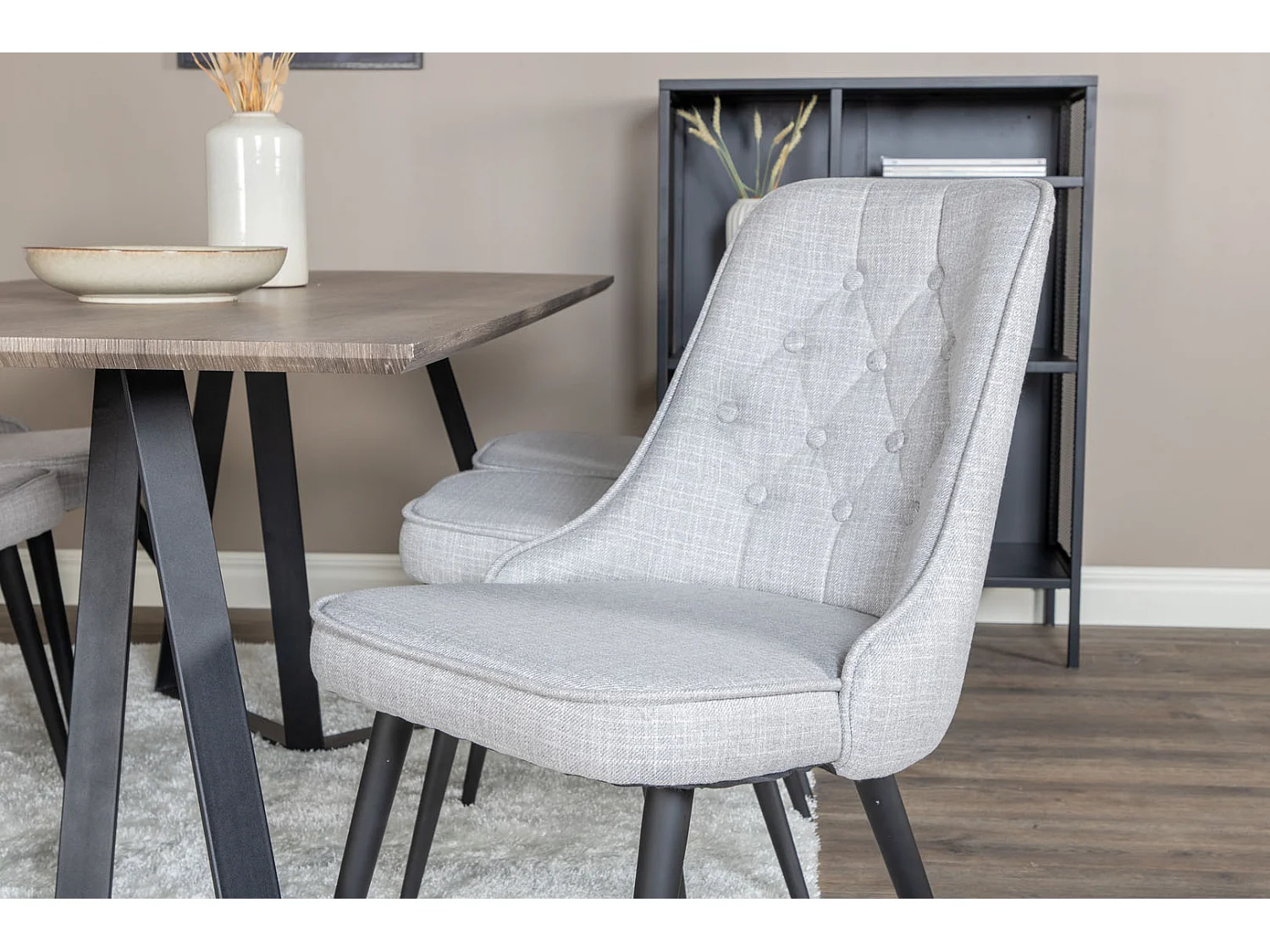 MarinaGRBL ensemble table, table El bois décor gris et 6 Velvet Deluxe chaises grisclair, noir.