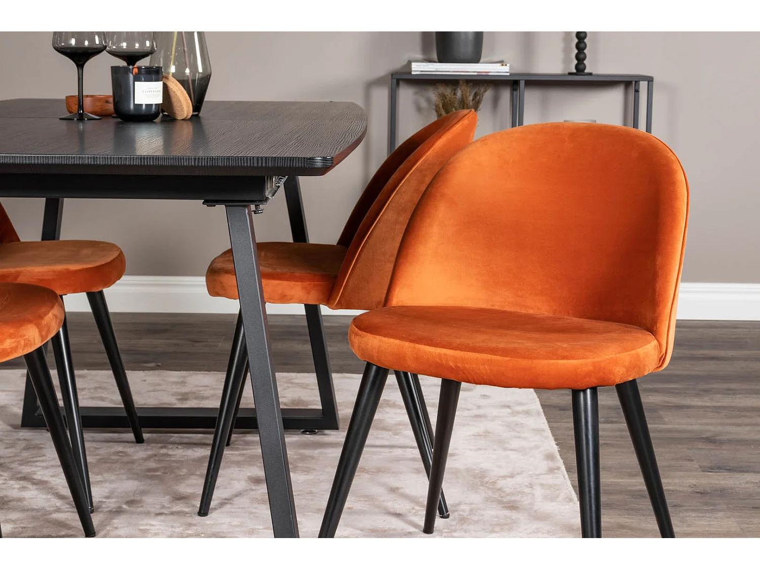 IncaBLBL eethoek eetkamertafel uitschuifbare tafel lengte cm 160 / 200 zwart en 4 Velvet eetkamerstal velours oranje, zwart.