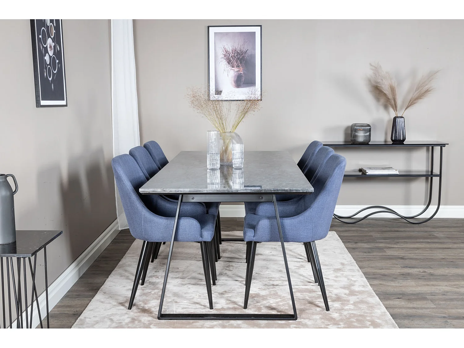 EstelleBLBL eethoek eetkamertafel zwart, marmer en 6 Plaza eetkamerstal blauw, zwart.