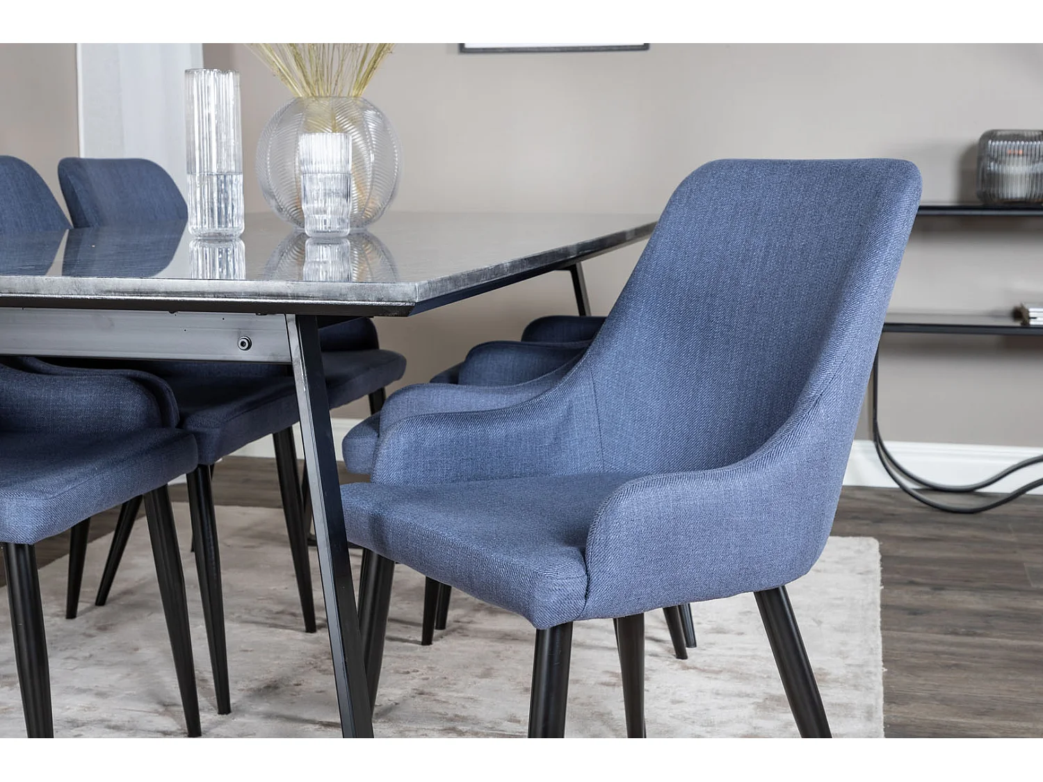 EstelleBLBL eethoek eetkamertafel zwart, marmer en 6 Plaza eetkamerstal blauw, zwart.