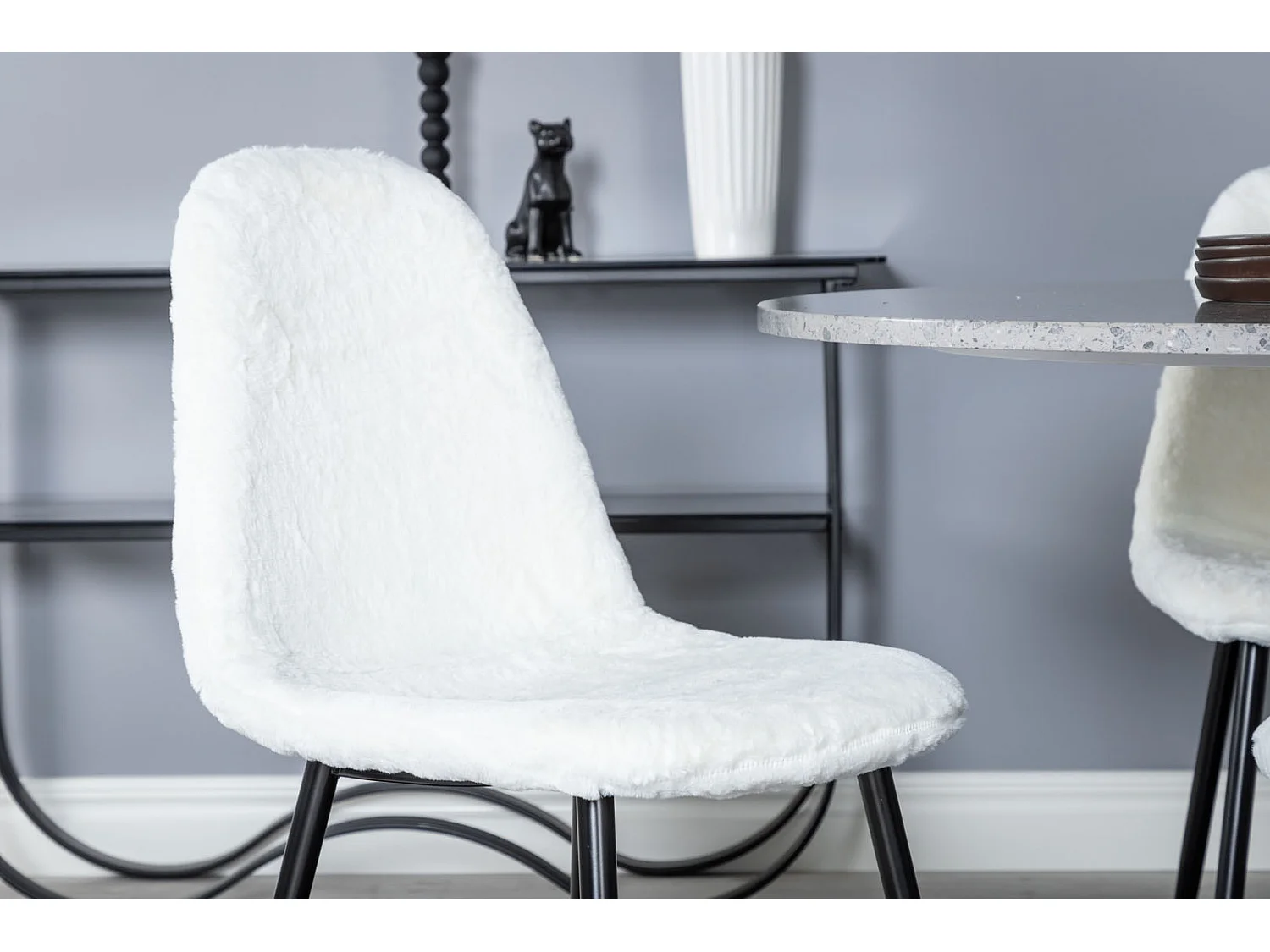 RazziaGR eethoek eetkamertafel terazzo grijs en 4 Polar Fluff eetkamerstal Teddy wit.