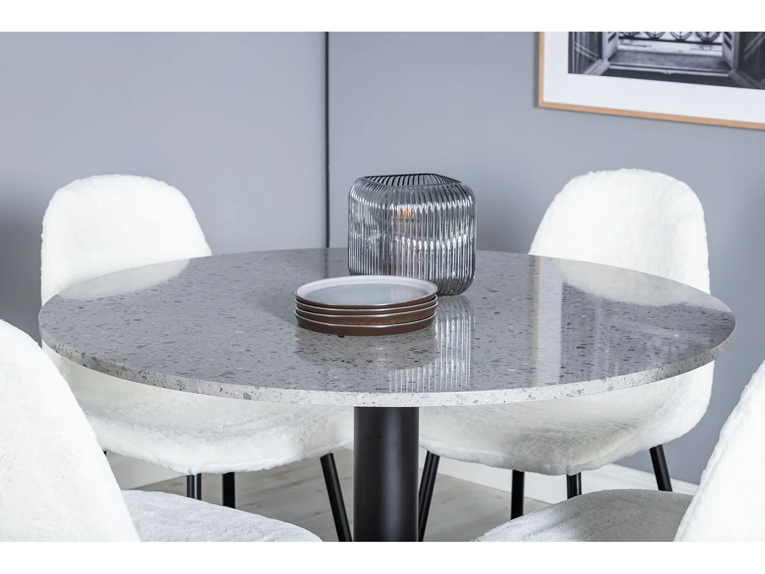 RazziaGR eethoek eetkamertafel terazzo grijs en 4 Polar Fluff eetkamerstal Teddy wit.