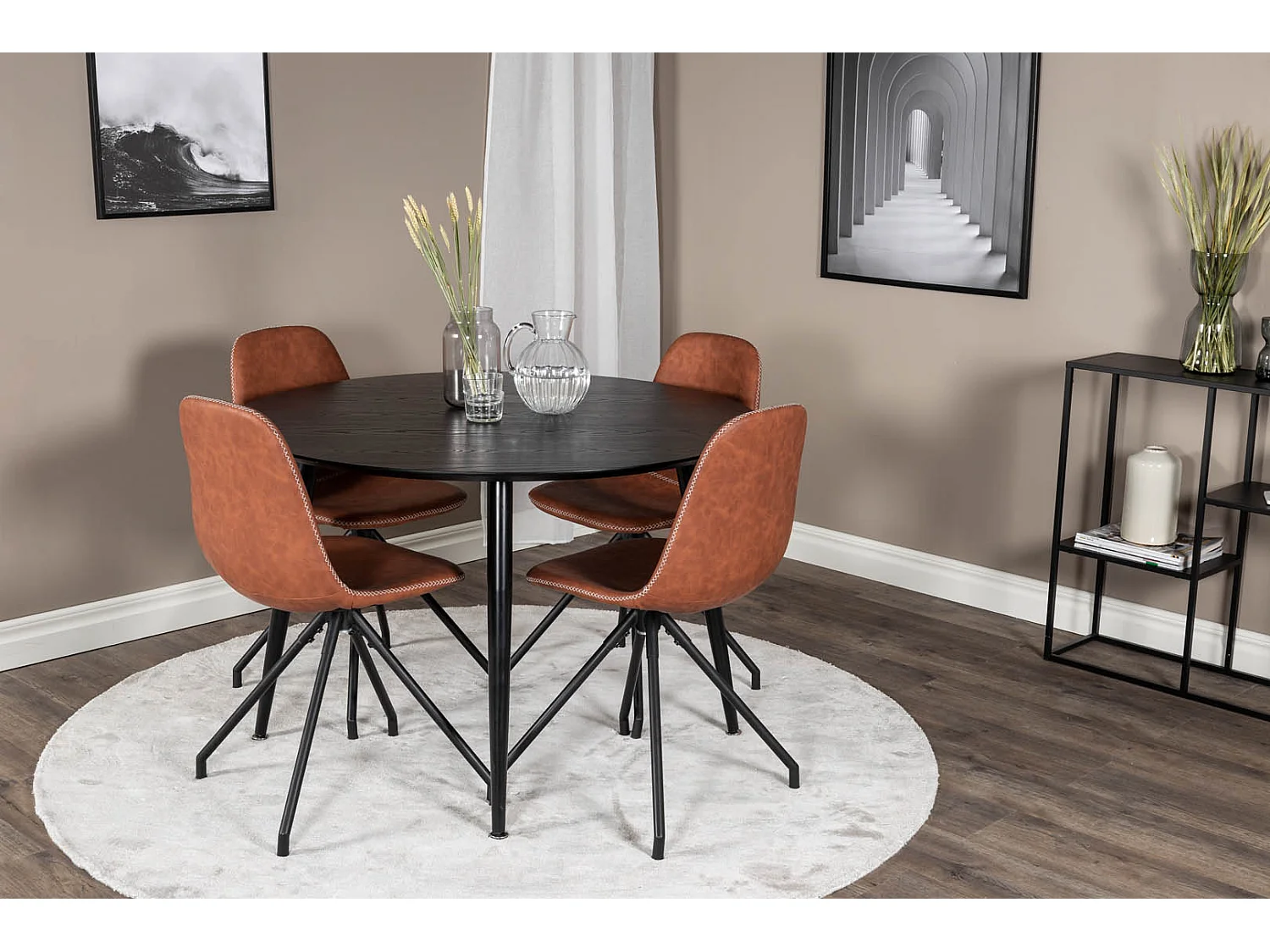 DippØ115BLBL ensemble table, table noir et 4 Polar chaises Similicuir PU marron.