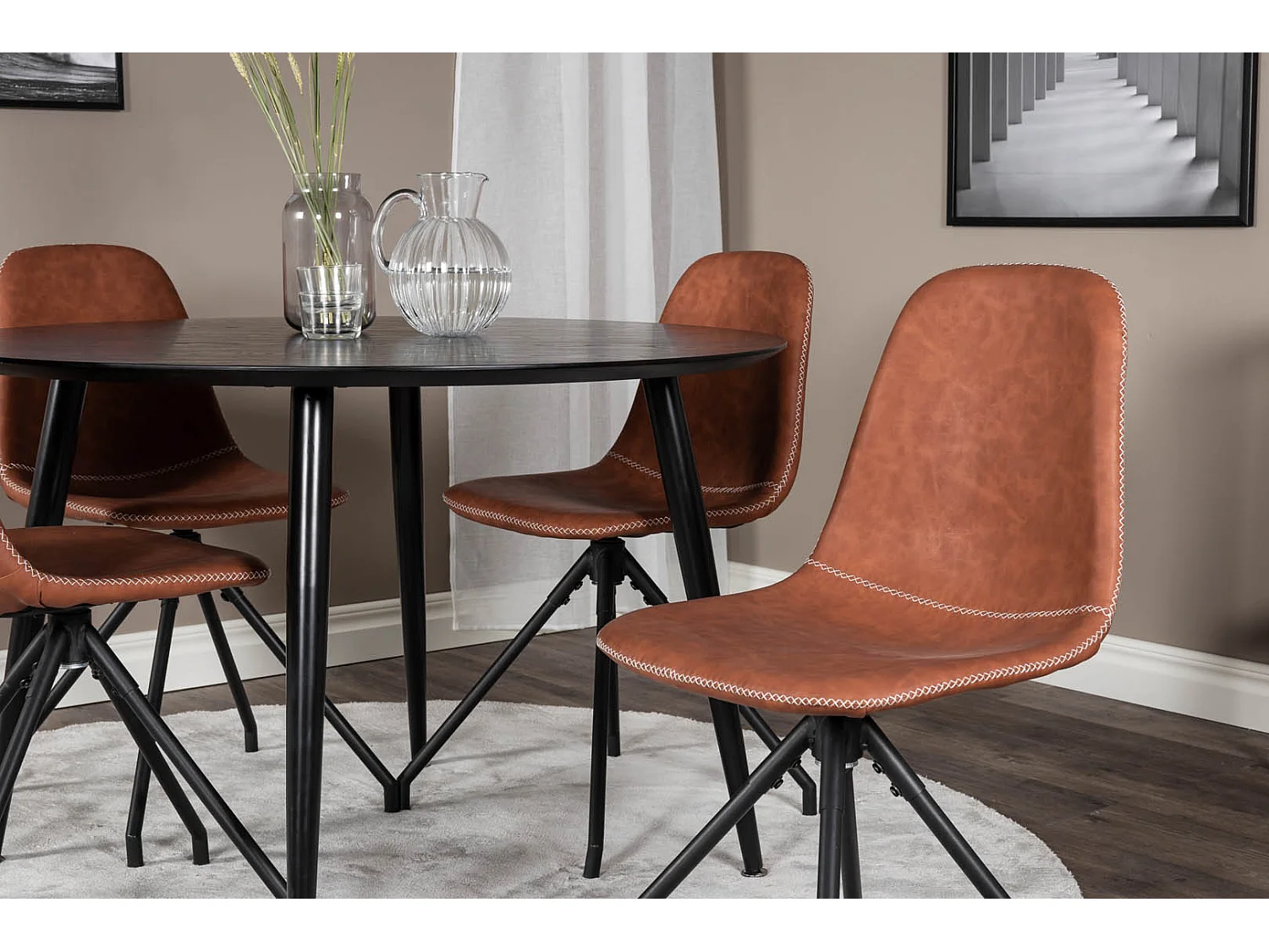 DippØ115BLBL ensemble table, table noir et 4 Polar chaises Similicuir PU marron.