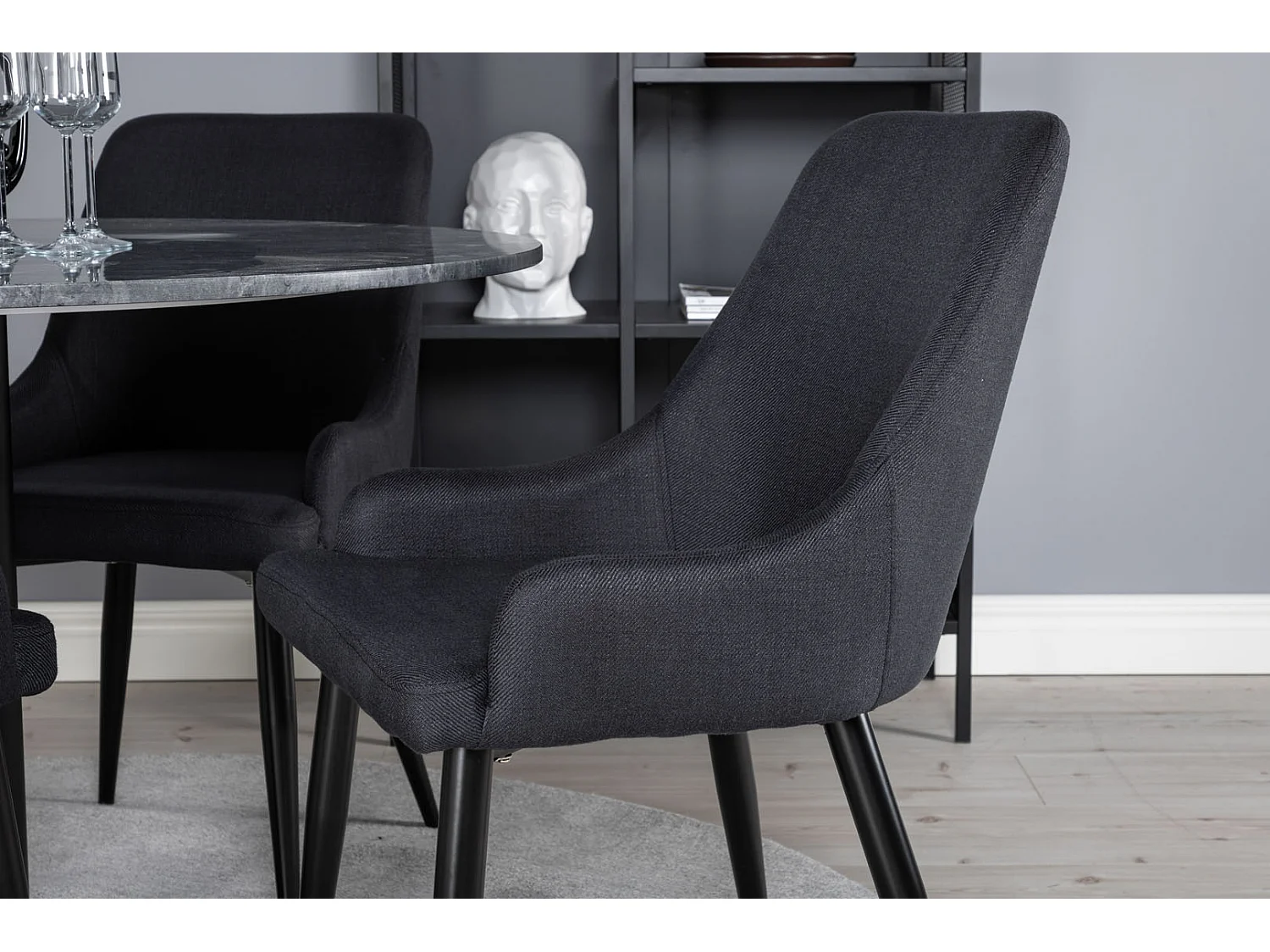 EstelleØ106BLBL eethoek eetkamertafel zwart, marmer en 4 Plaza eetkamerstal zwart.