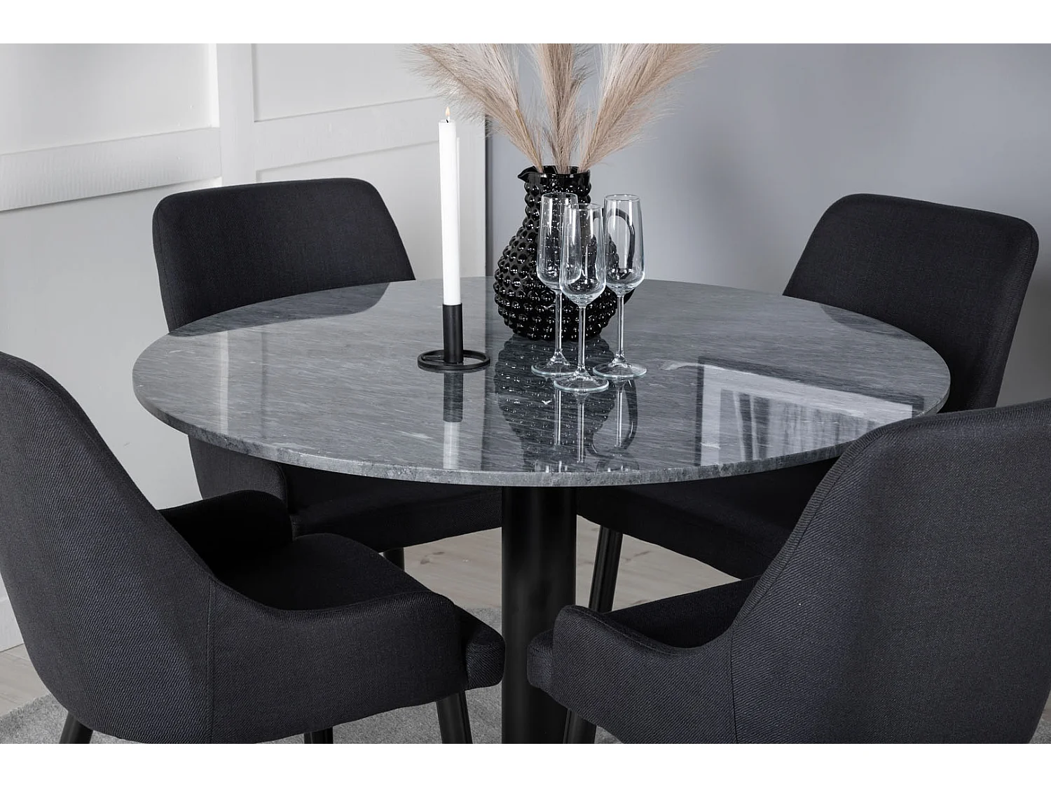 EstelleØ106BLBL eethoek eetkamertafel zwart, marmer en 4 Plaza eetkamerstal zwart.