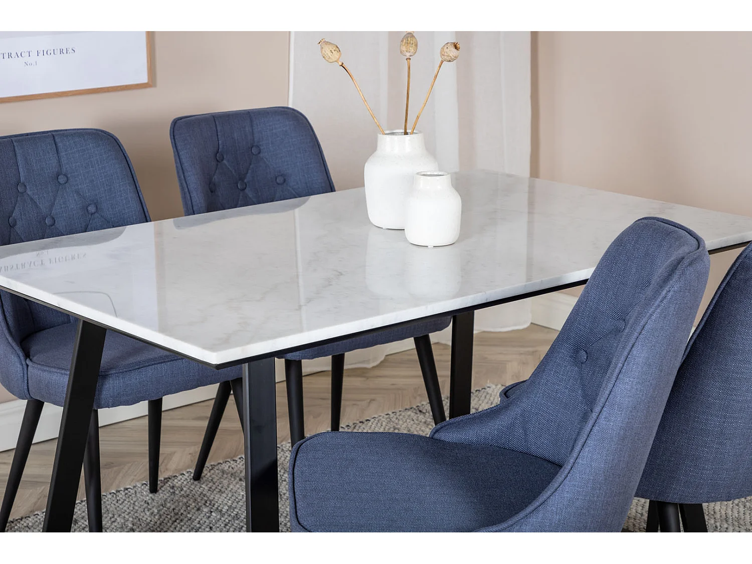 Estelle eethoek eetkamertafel marmer wit en 4 Velvet Deluxe eetkamerstal blauw, zwart.