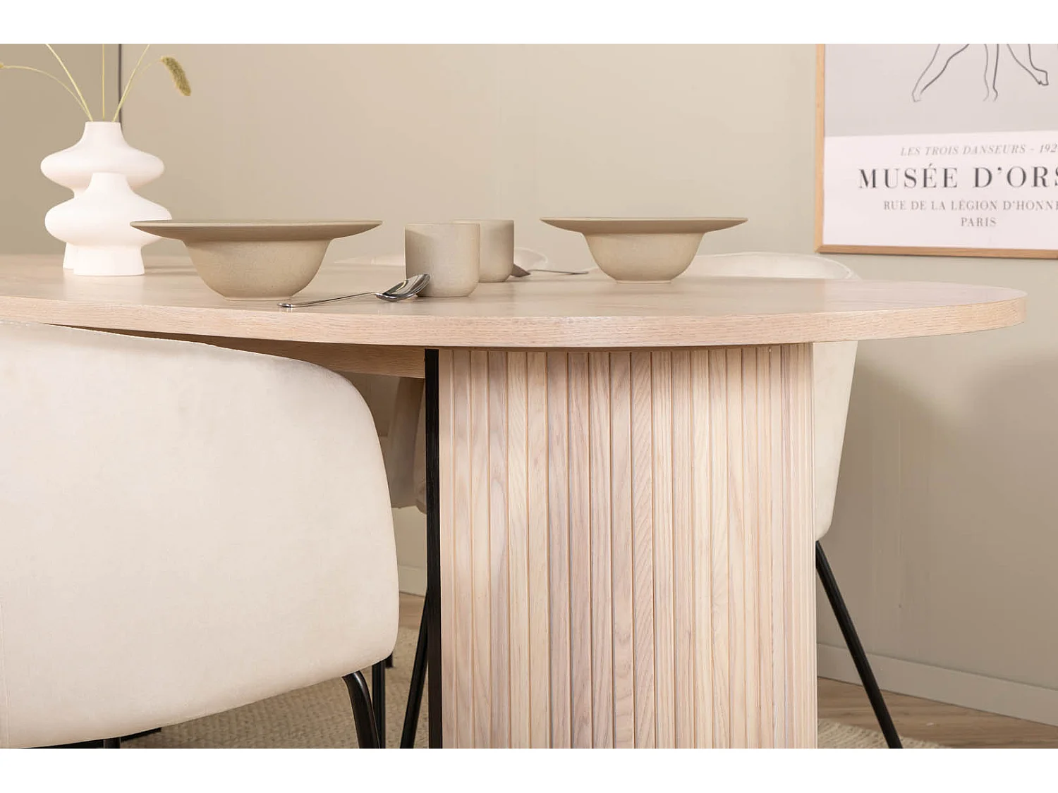 BiancaWW eethoek eetkamertafel eik fineer wit washed en 4 Berit eetkamerstal velours beige.