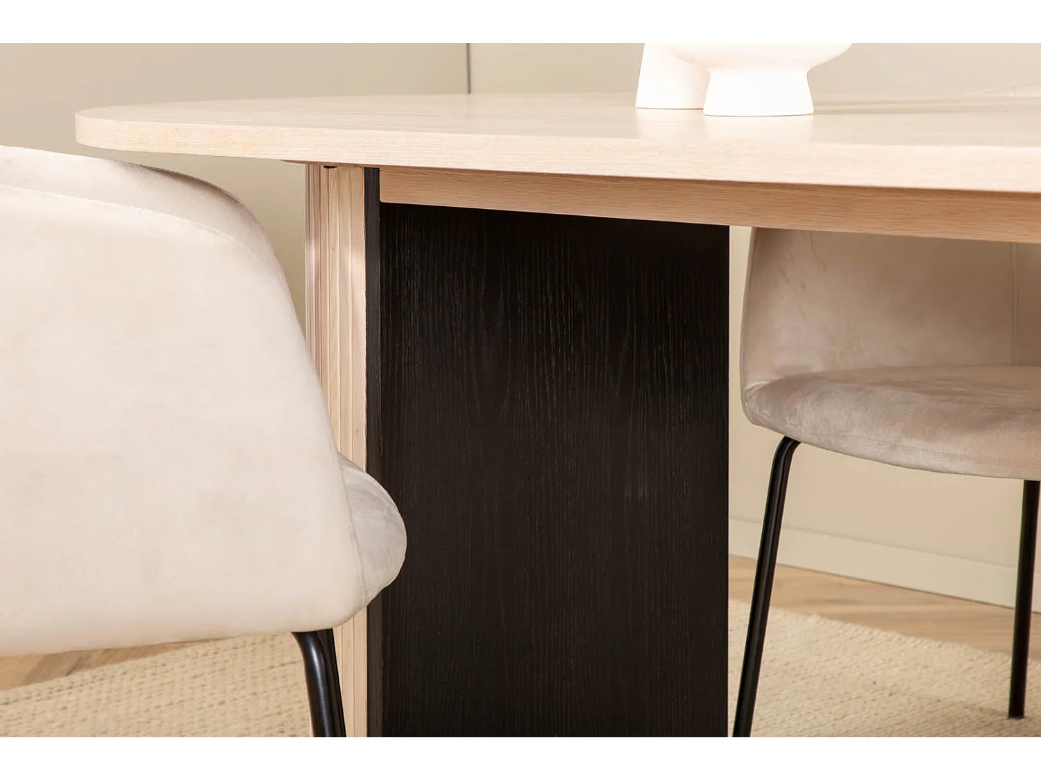 BiancaWW eethoek eetkamertafel eik fineer wit washed en 4 Berit eetkamerstal velours beige.