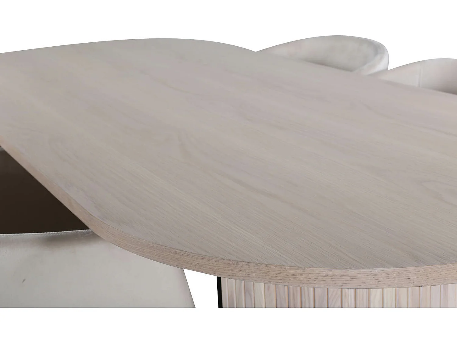 BiancaWW eethoek eetkamertafel eik fineer wit washed en 4 Berit eetkamerstal velours beige.