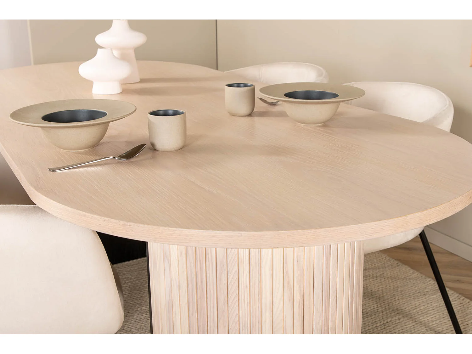 BiancaWW eethoek eetkamertafel eik fineer wit washed en 4 Berit eetkamerstal velours beige.