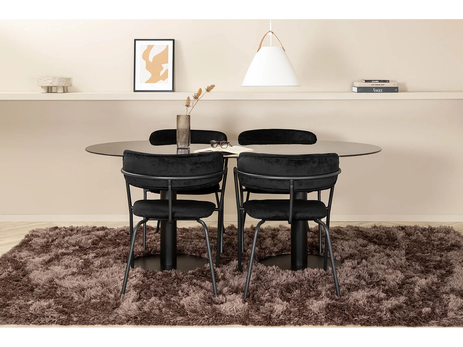 Pillan eethoek eetkamertafel zwart glas marmer decor en 4 Arrow eetkamerstal velours zwart.