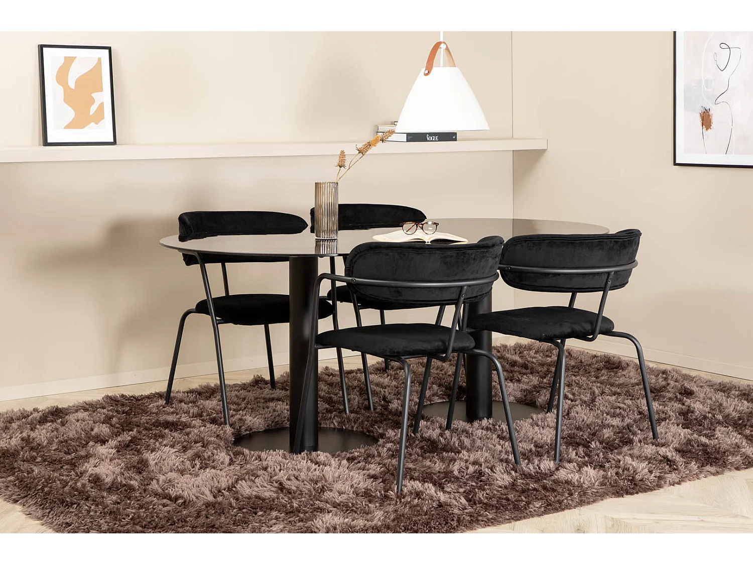 Pillan eethoek eetkamertafel zwart glas marmer decor en 4 Arrow eetkamerstal velours zwart.