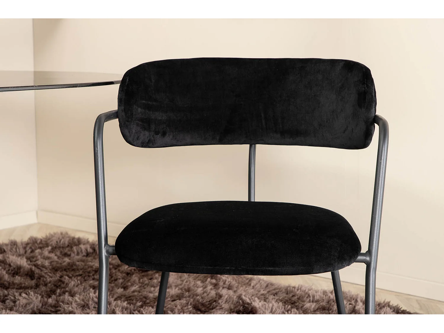 Pillan eethoek eetkamertafel zwart glas marmer decor en 4 Arrow eetkamerstal velours zwart.