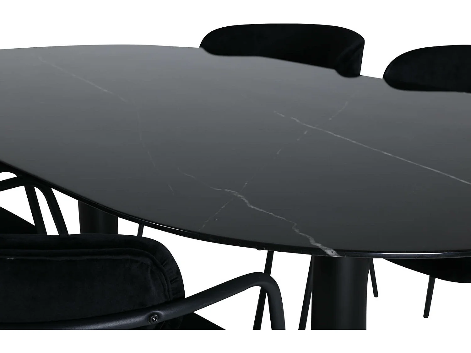 Pillan eethoek eetkamertafel zwart glas marmer decor en 4 Arrow eetkamerstal velours zwart.