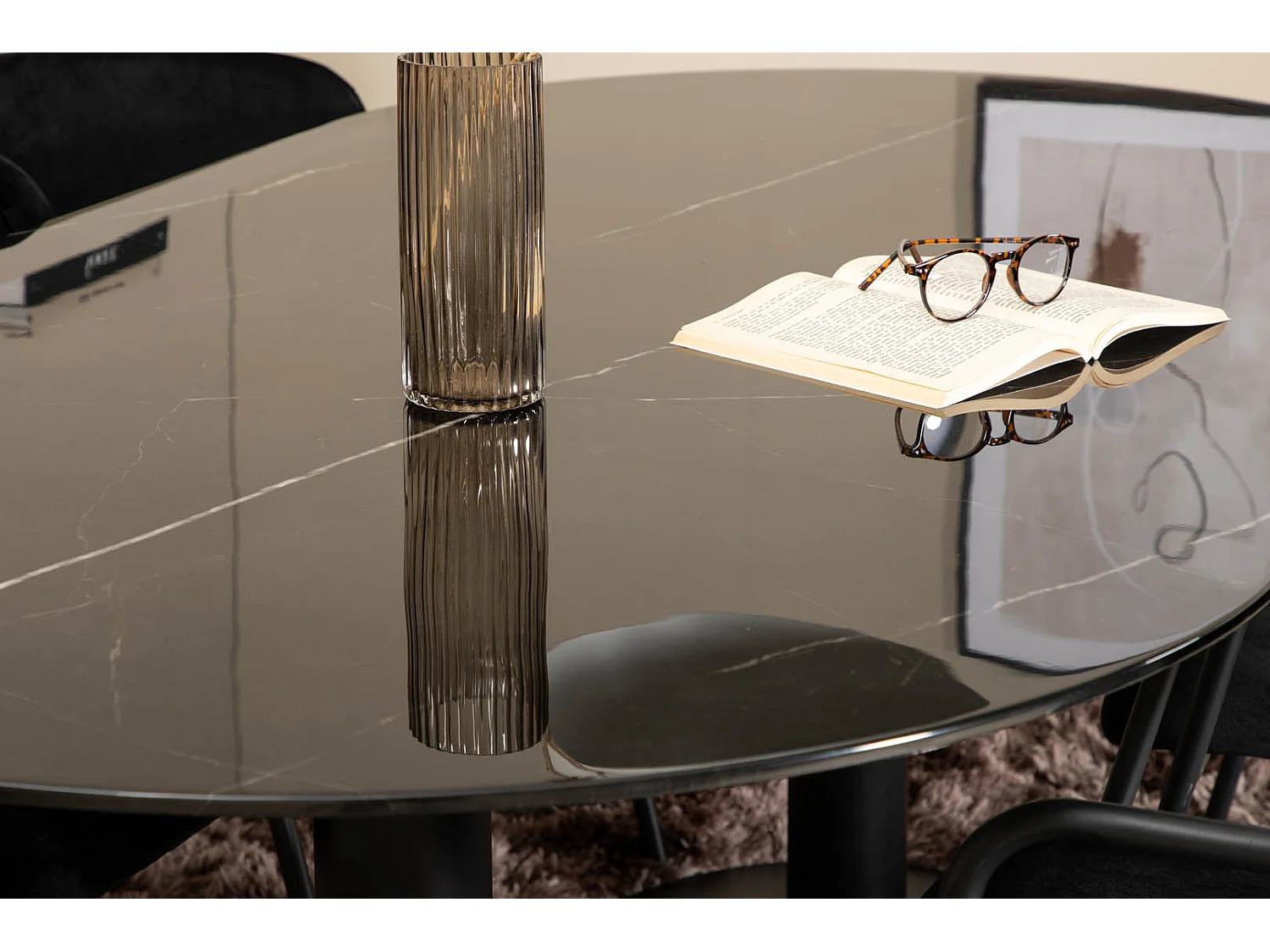 Pillan eethoek eetkamertafel zwart glas marmer decor en 4 Arrow eetkamerstal velours zwart.