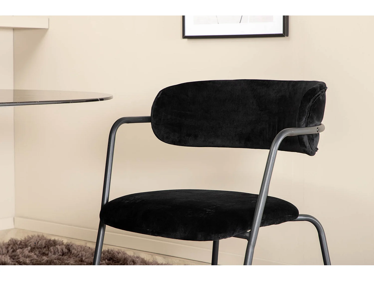 Pillan eethoek eetkamertafel zwart glas marmer decor en 4 Arrow eetkamerstal velours zwart.