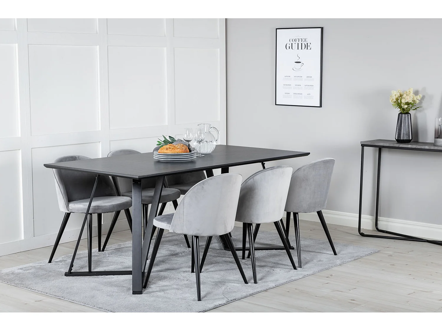 MarinaBLBL eethoek eetkamertafel zwart en 6 Velvet eetkamerstal velours lichtgrijs.