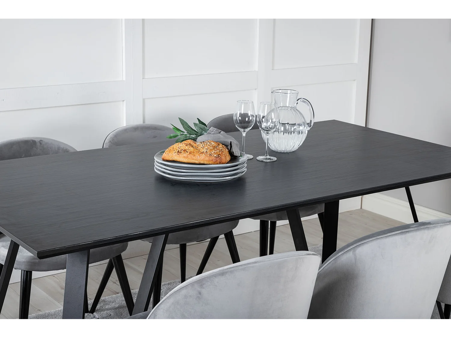 MarinaBLBL eethoek eetkamertafel zwart en 6 Velvet eetkamerstal velours lichtgrijs.