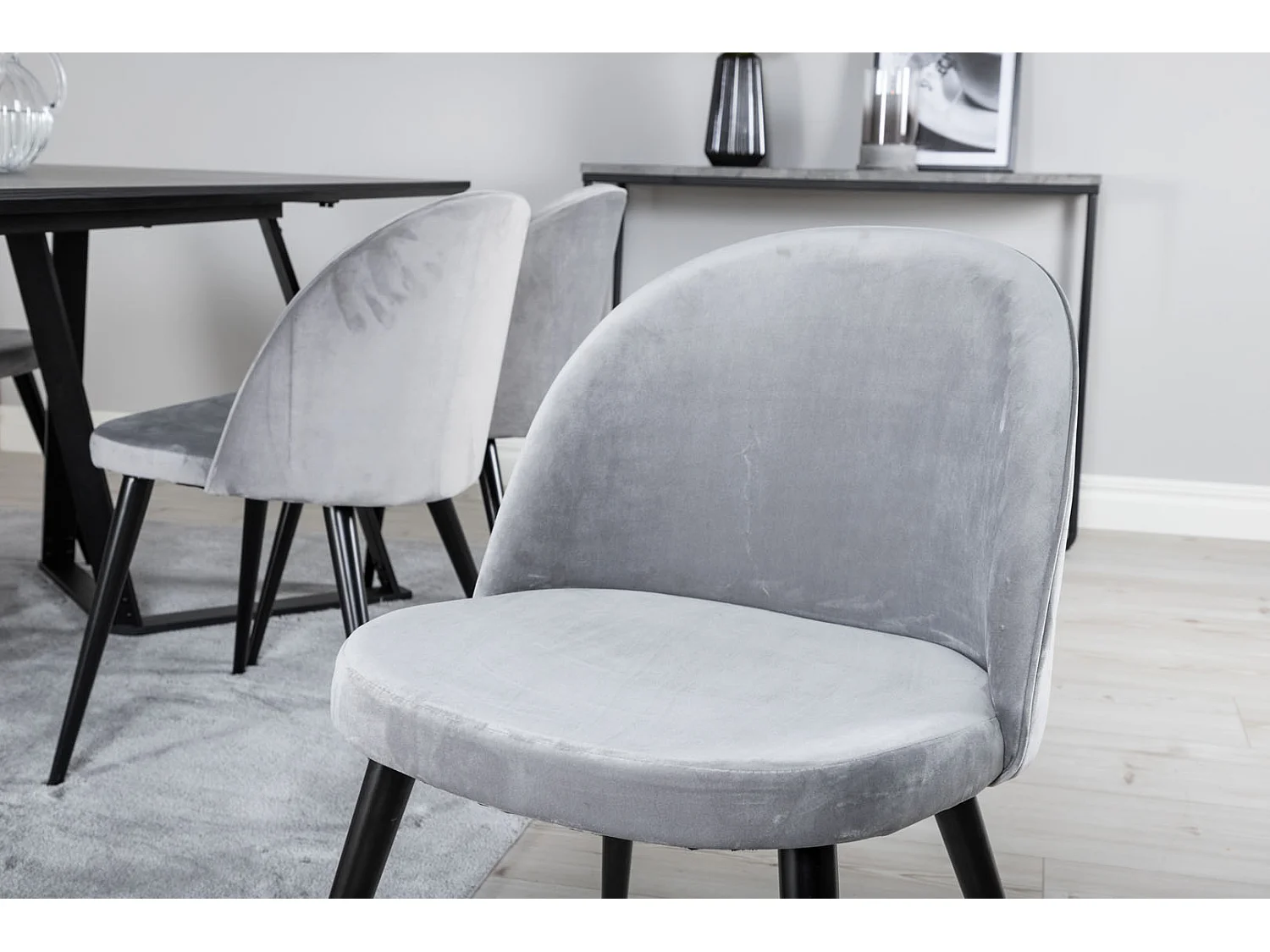 MarinaBLBL ensemble table, table noir et 6 Velvet chaises Velours grisclair.