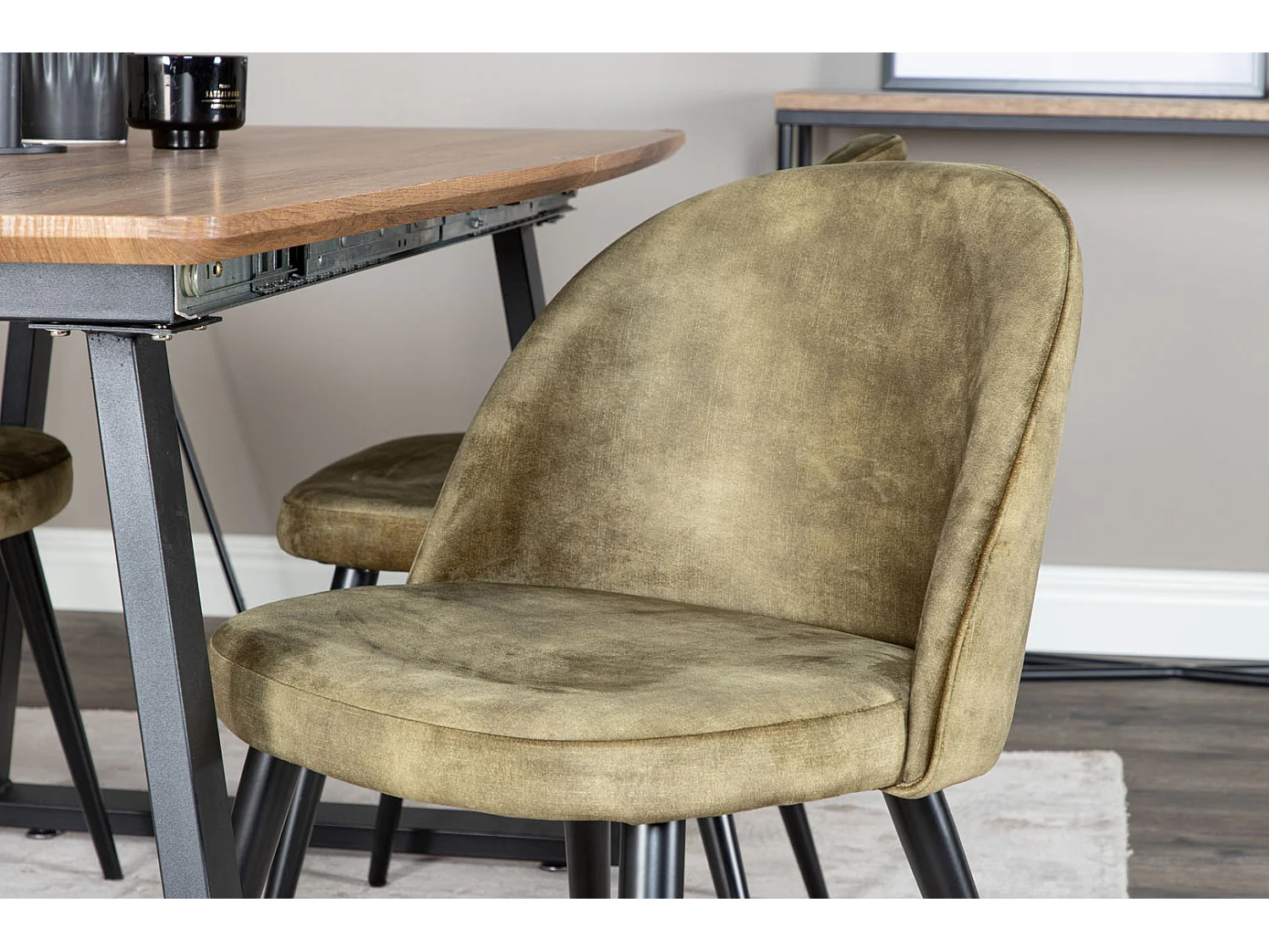 IncaNABL Essgruppe Esstisch Ausziehbarer Tisch Länge cm 160 / 200 El Holz dekor und 4 Velvet Esszimmerstühle Velour grün, schwarz.