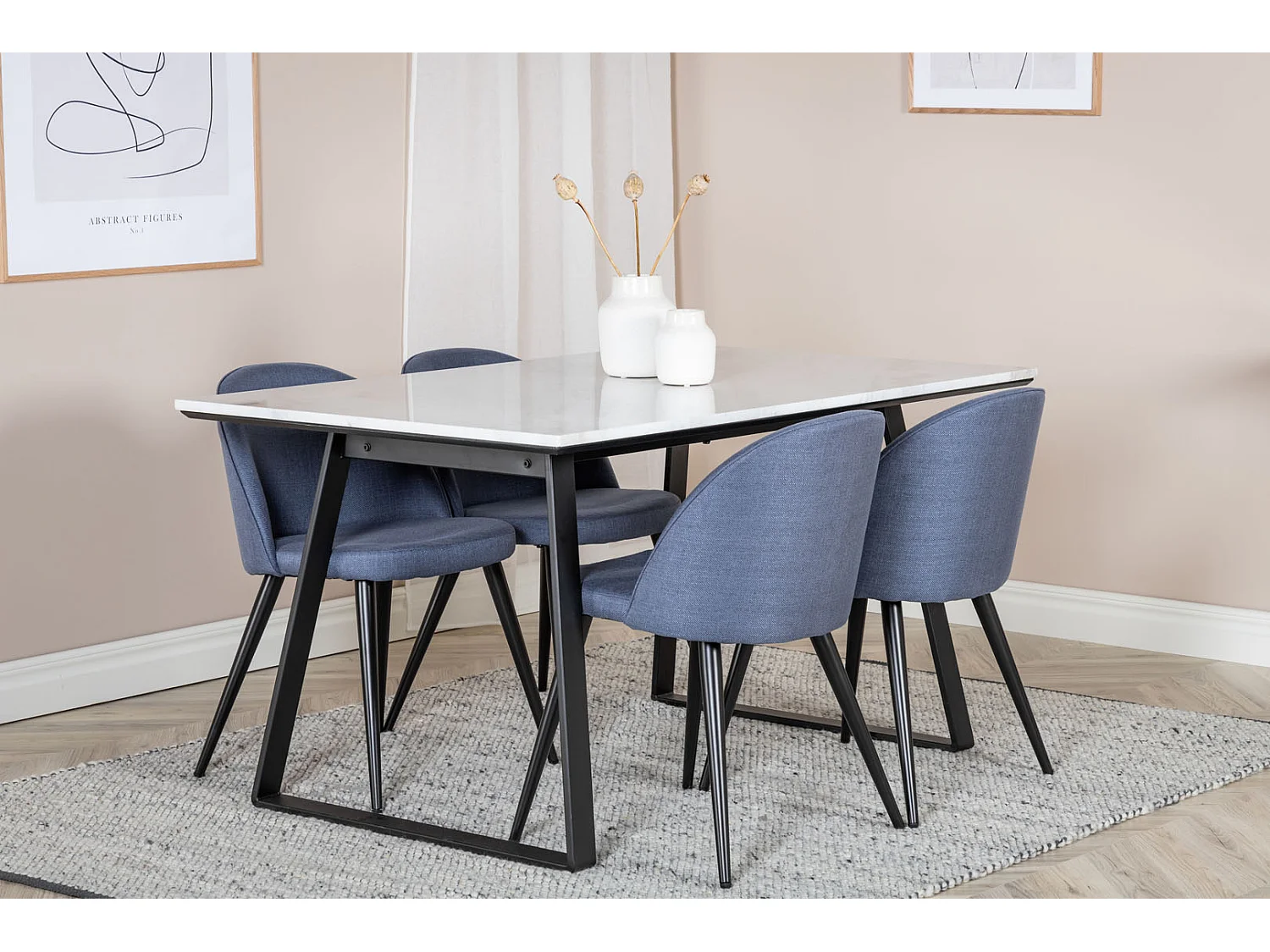 Estelle eethoek eetkamertafel marmer wit en 4 Velvet eetkamerstal blauw.