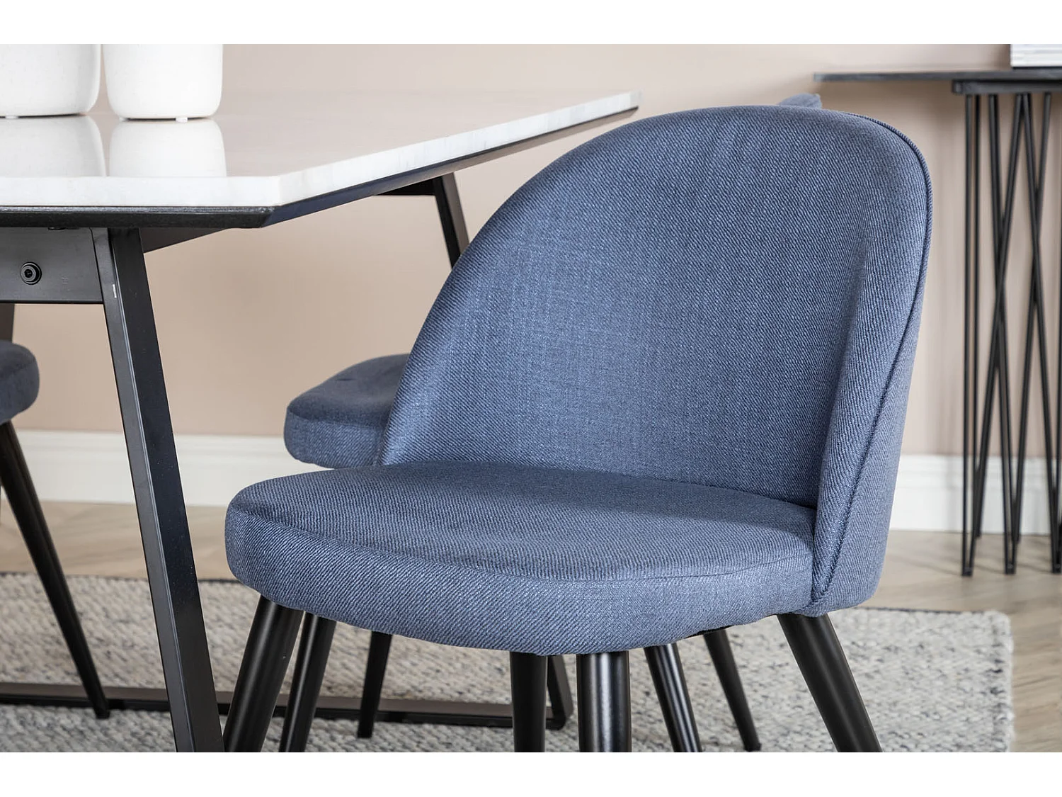 Estelle eethoek eetkamertafel marmer wit en 4 Velvet eetkamerstal blauw.