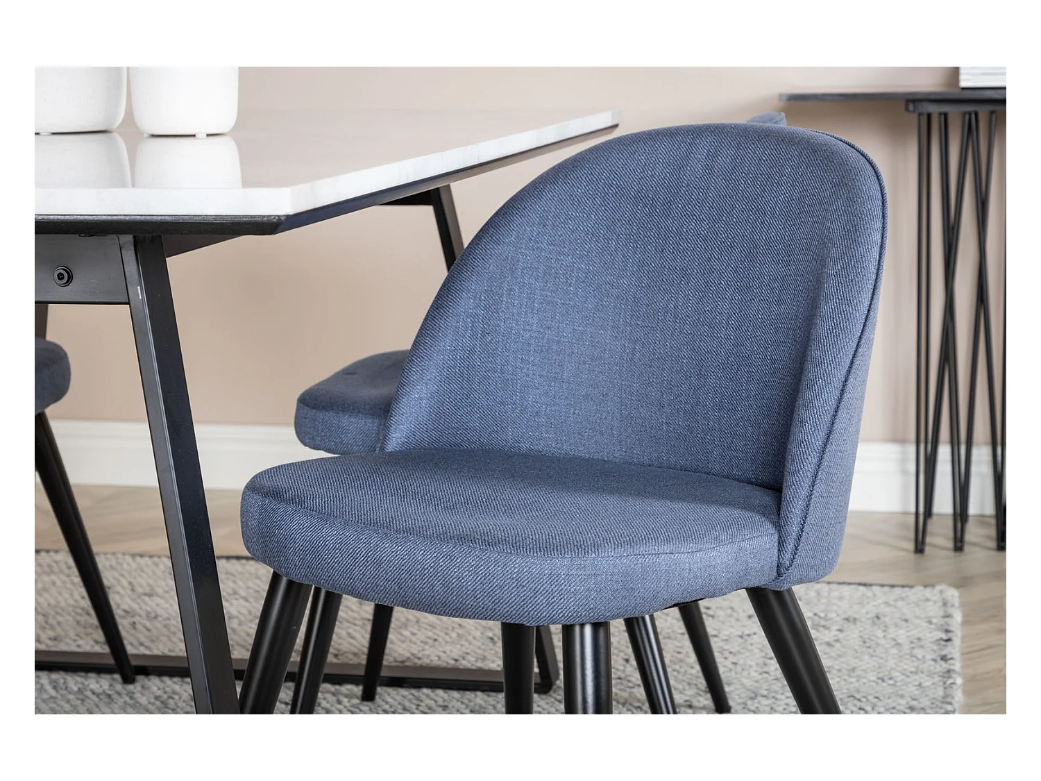 Estelle ensemble table, table marbre blanc et 4 Velvet chaises bleu.