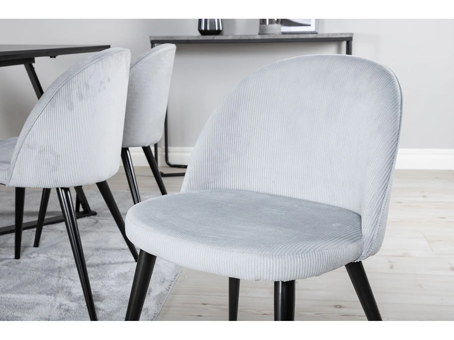 MarinaBLBL Essgruppe Esstisch schwarz und 6 Velvet Esszimmerstühle Samt hellgrau, schwarz.