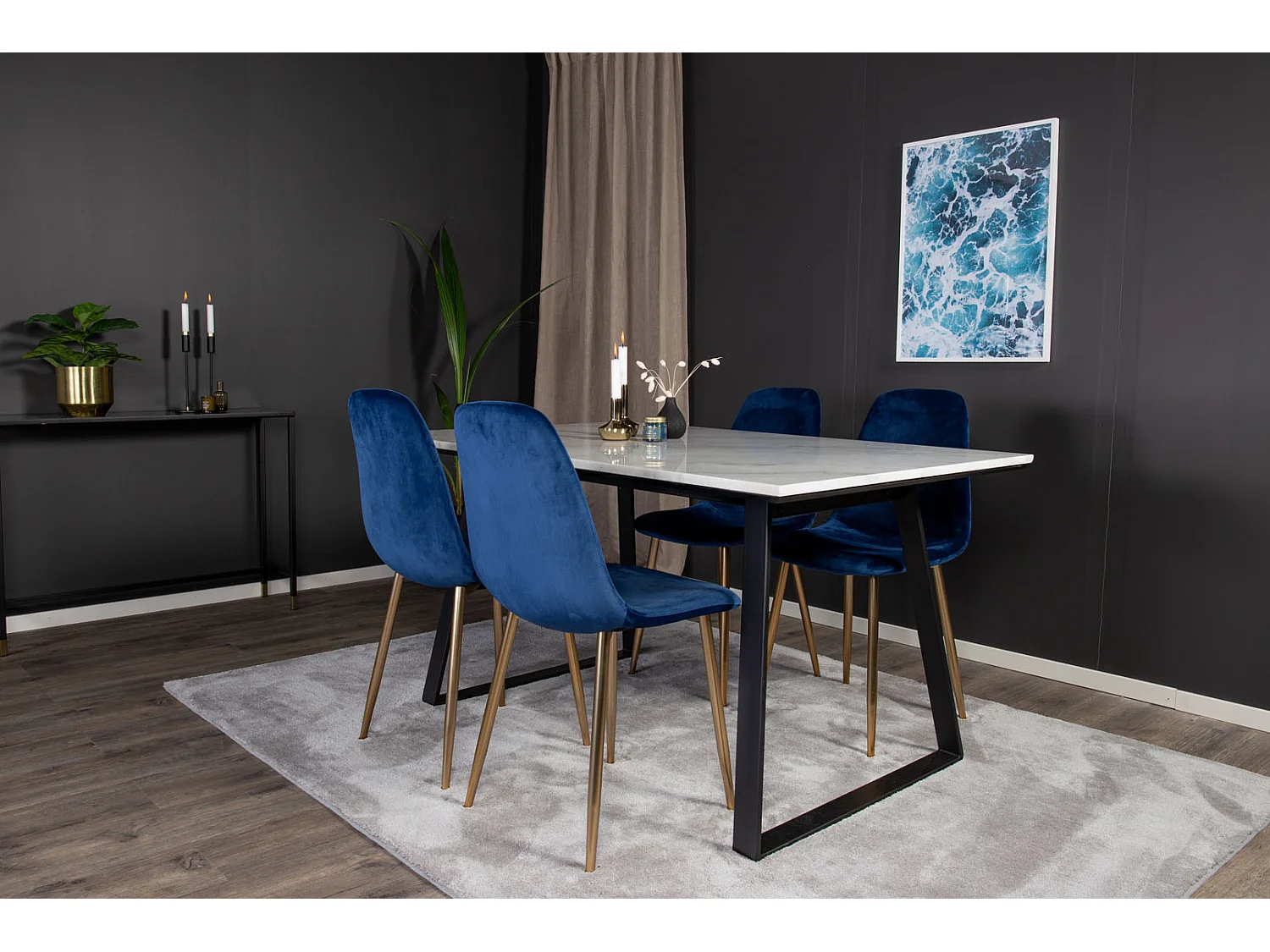 Estelle eethoek eetkamertafel marmer wit en 4 Polar eetkamerstal velours blauw, messing decor.