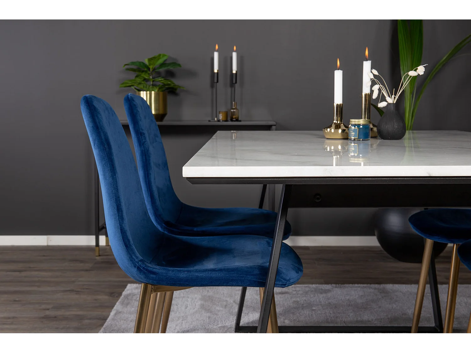 Estelle eethoek eetkamertafel marmer wit en 4 Polar eetkamerstal velours blauw, messing decor.