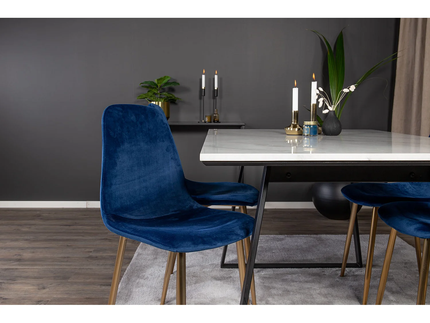 Estelle eethoek eetkamertafel marmer wit en 4 Polar eetkamerstal velours blauw, messing decor.