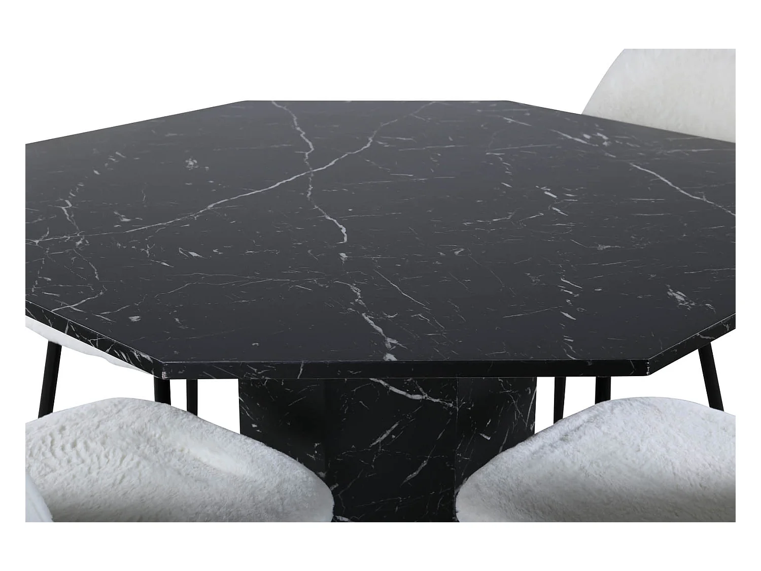 Marbs eethoek eetkamertafel zwart marmer decor en 4 Polar Fluff eetkamerstal Teddy wit.