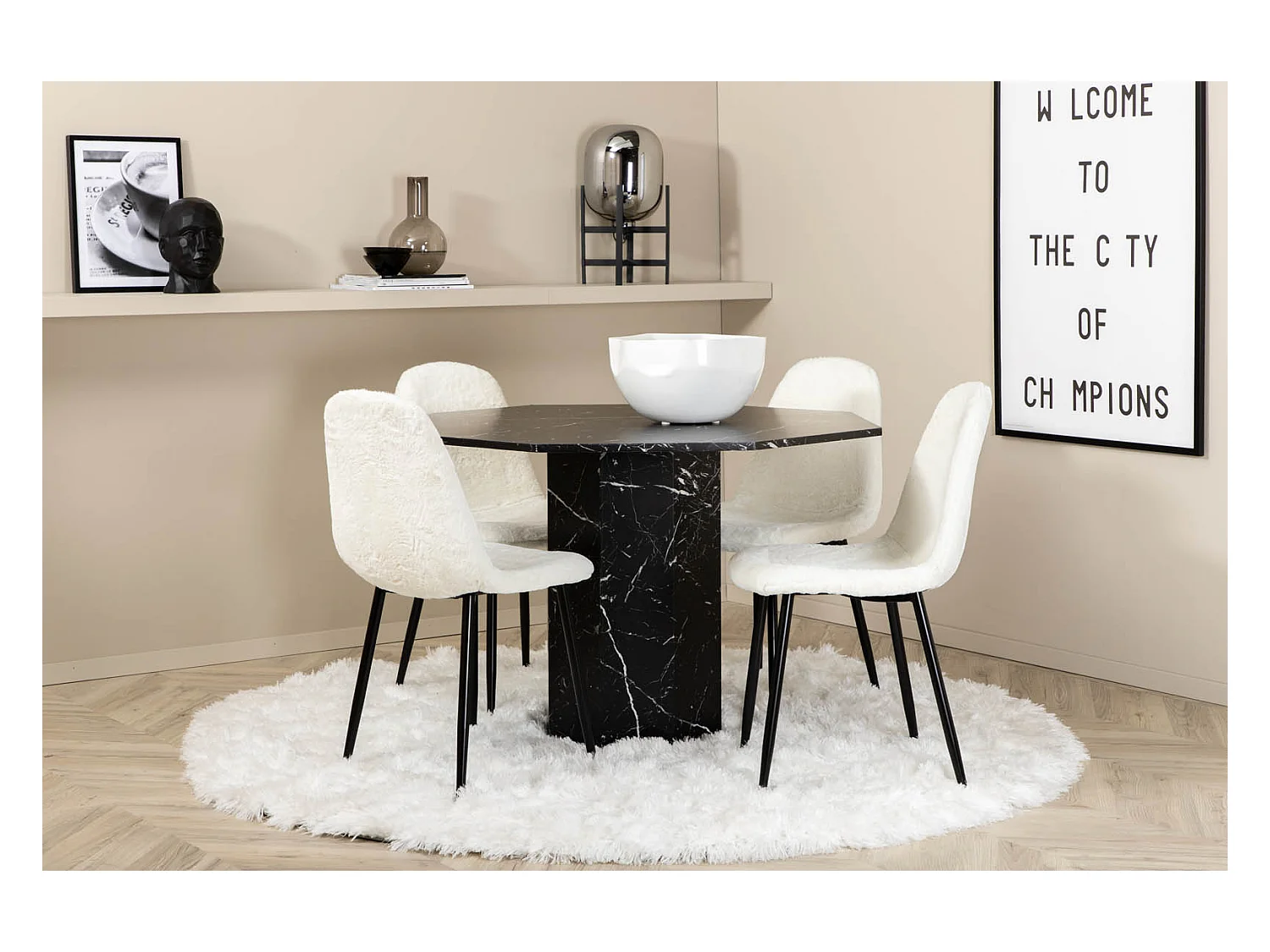 Marbs eethoek eetkamertafel zwart marmer decor en 4 Polar Fluff eetkamerstal Teddy wit.