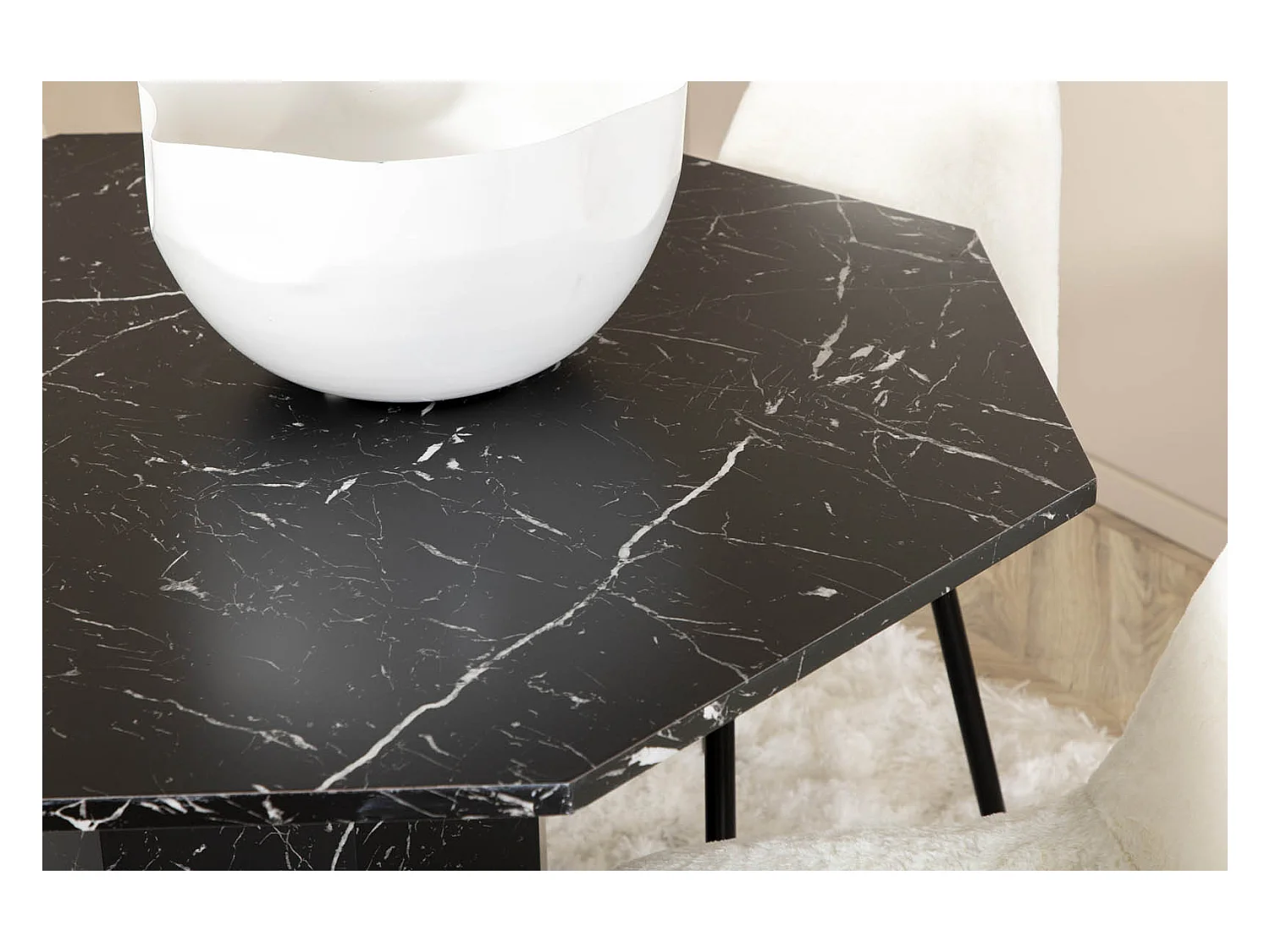 Marbs eethoek eetkamertafel zwart marmer decor en 4 Polar Fluff eetkamerstal Teddy wit.