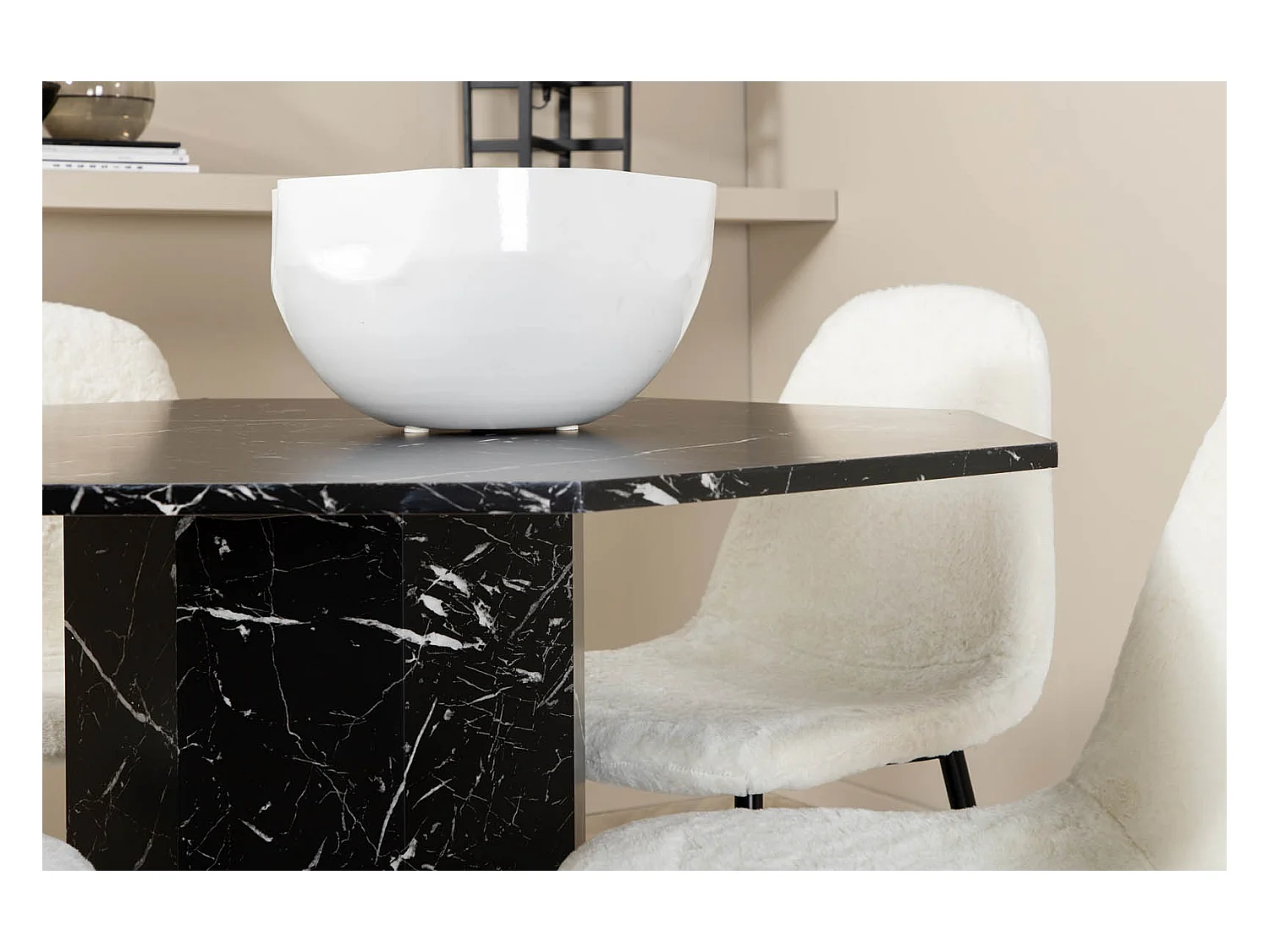 Marbs eethoek eetkamertafel zwart marmer decor en 4 Polar Fluff eetkamerstal Teddy wit.