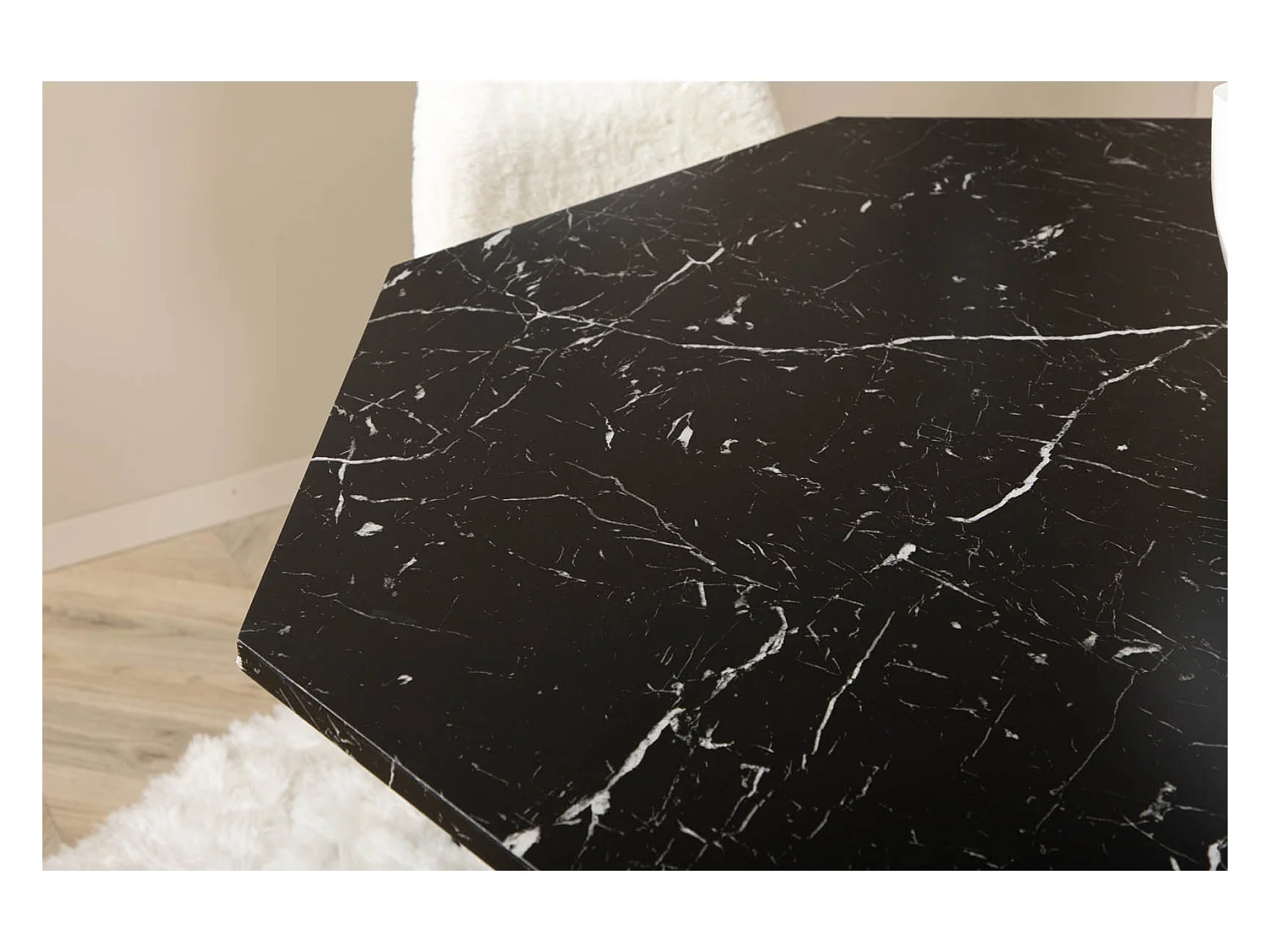 Marbs eethoek eetkamertafel zwart marmer decor en 4 Polar Fluff eetkamerstal Teddy wit.