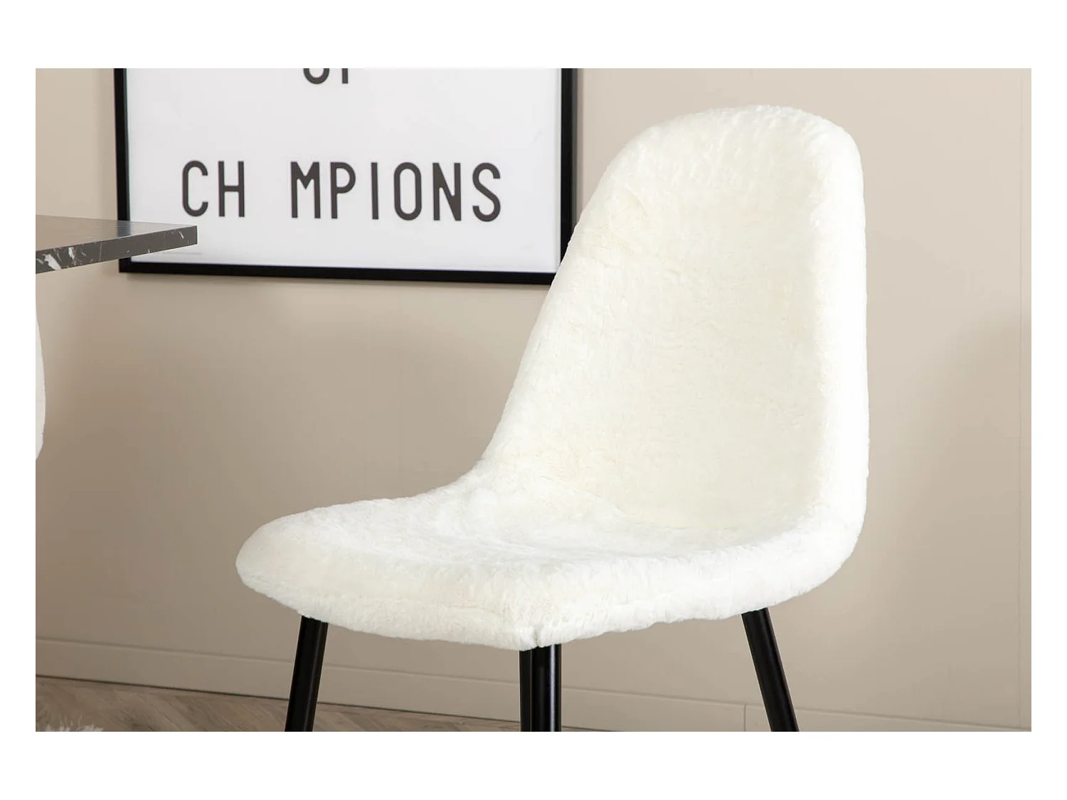 Marbs eethoek eetkamertafel zwart marmer decor en 4 Polar Fluff eetkamerstal Teddy wit.