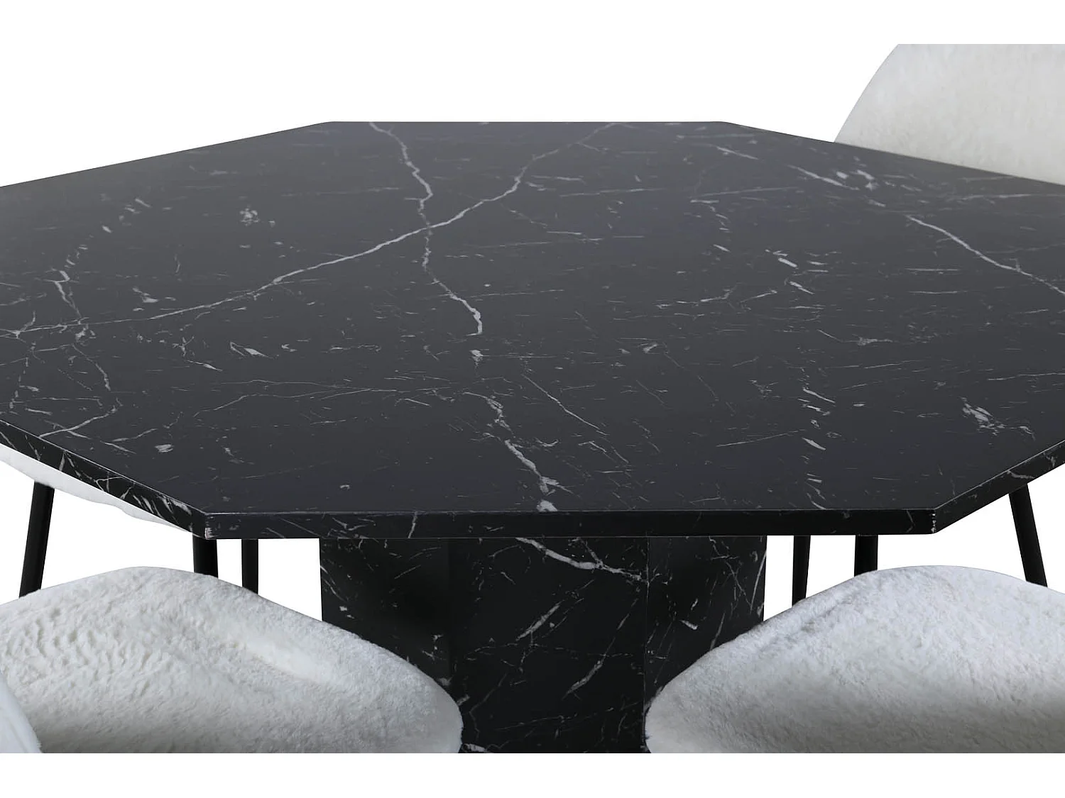 Marbs eethoek eetkamertafel zwart marmer decor en 4 Polar Fluff eetkamerstal Teddy wit.