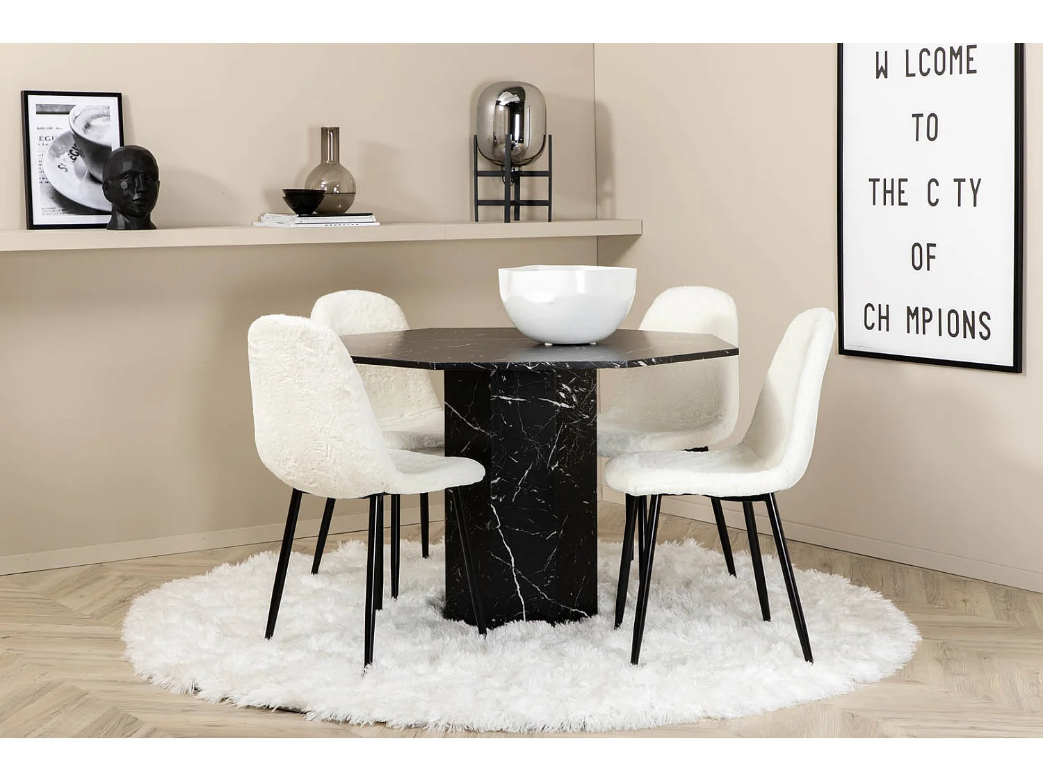 Marbs eethoek eetkamertafel zwart marmer decor en 4 Polar Fluff eetkamerstal Teddy wit.
