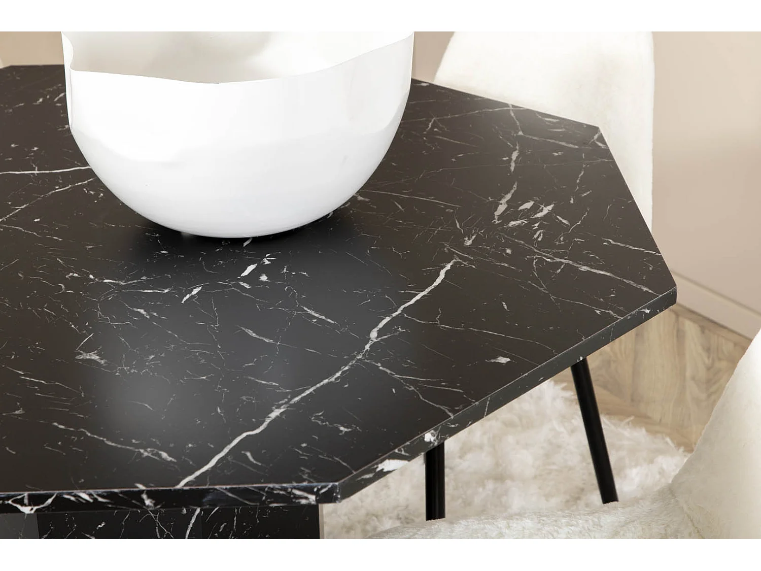 Marbs eethoek eetkamertafel zwart marmer decor en 4 Polar Fluff eetkamerstal Teddy wit.