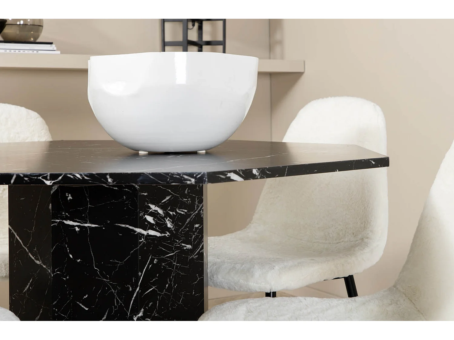 Marbs eethoek eetkamertafel zwart marmer decor en 4 Polar Fluff eetkamerstal Teddy wit.