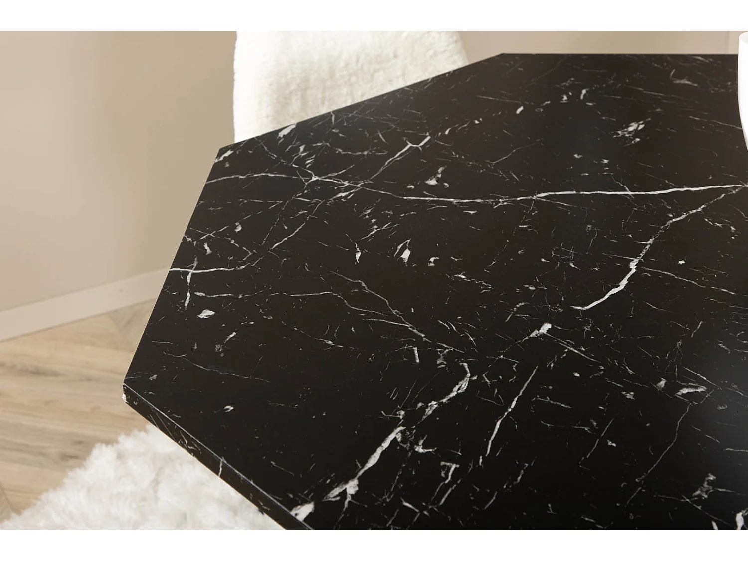 Marbs eethoek eetkamertafel zwart marmer decor en 4 Polar Fluff eetkamerstal Teddy wit.