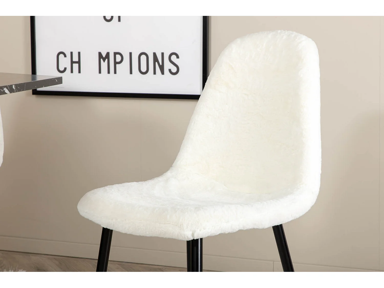 Marbs eethoek eetkamertafel zwart marmer decor en 4 Polar Fluff eetkamerstal Teddy wit.