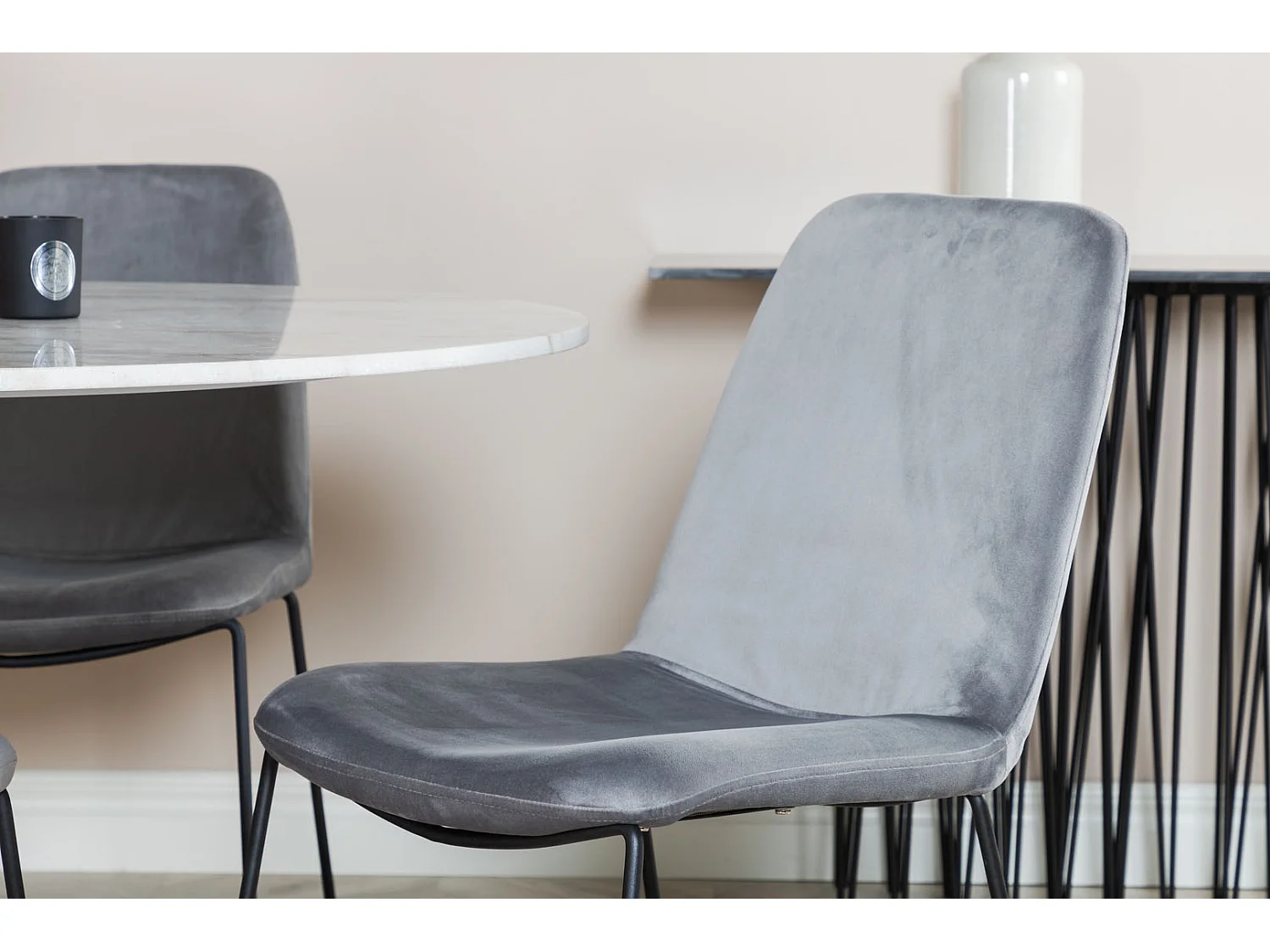 EstelleØ106WHBL eethoek eetkamertafel wit, marmer en 4 Muce eetkamerstal velours grijs.