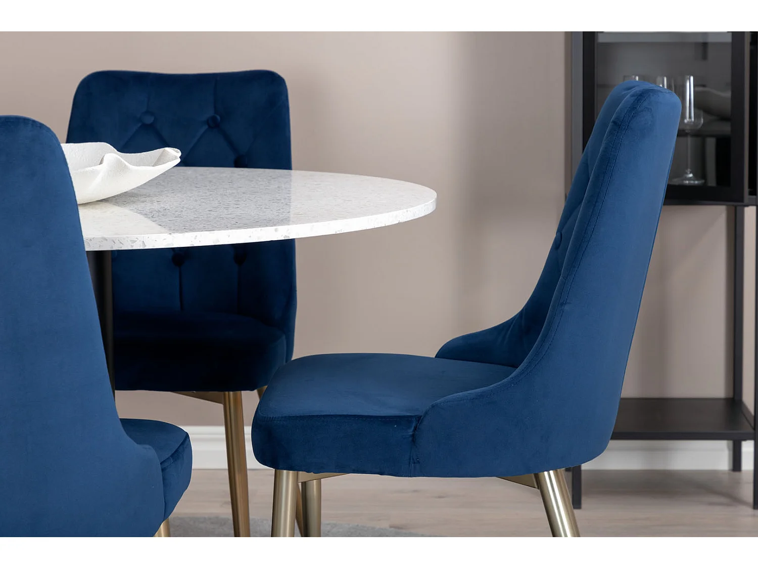 RazziaWH eethoek eetkamertafel terazzo wit en 4 Velvet Deluxe eetkamerstal velours blauw, messing decor.