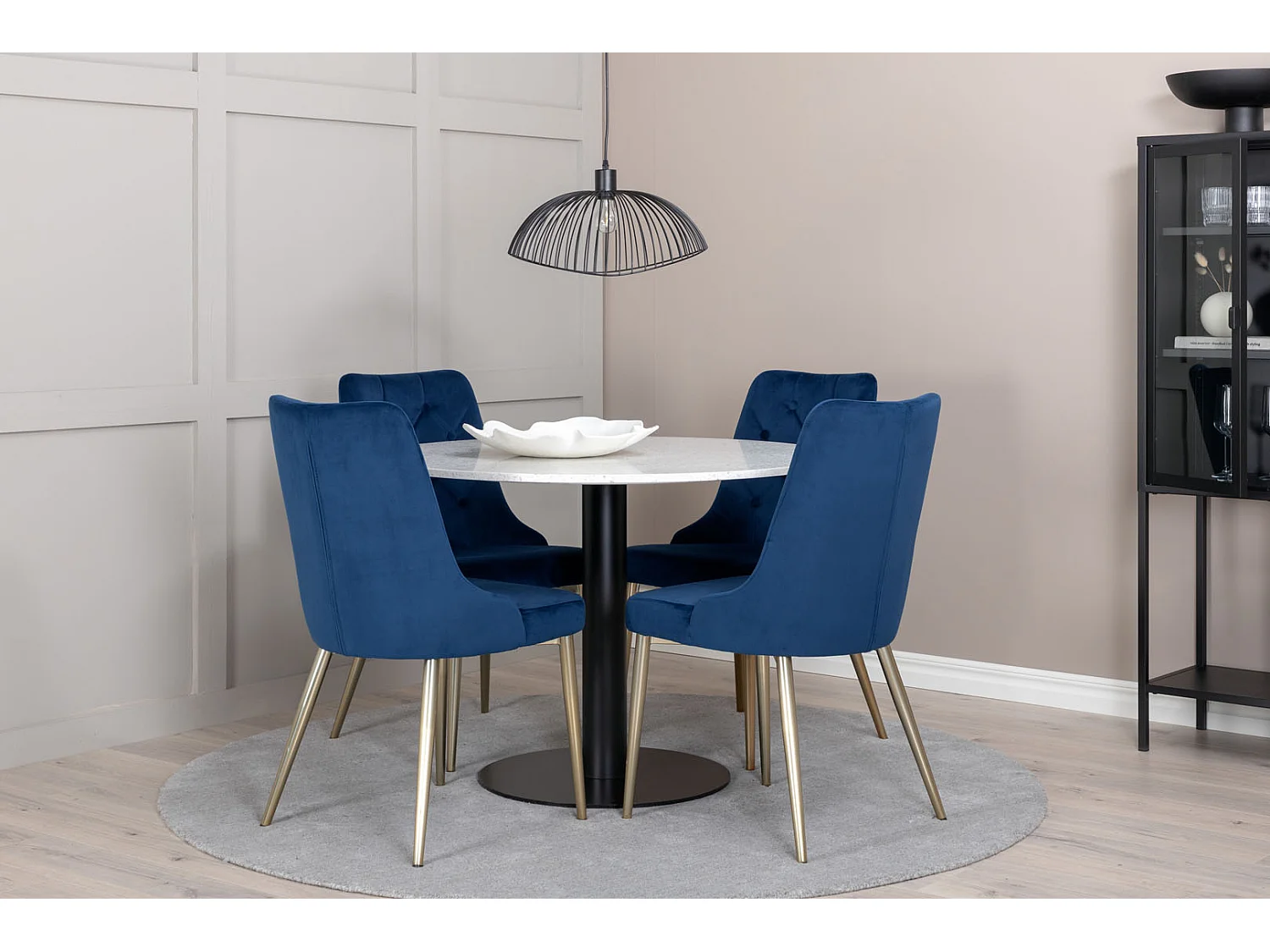 RazziaWH eethoek eetkamertafel terazzo wit en 4 Velvet Deluxe eetkamerstal velours blauw, messing decor.